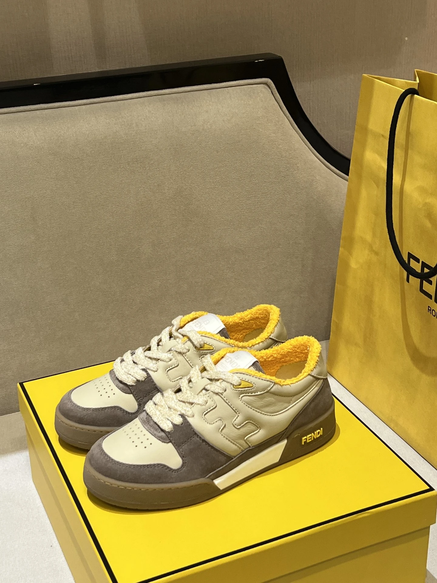 FENDI Кроссовки из кожи и замши