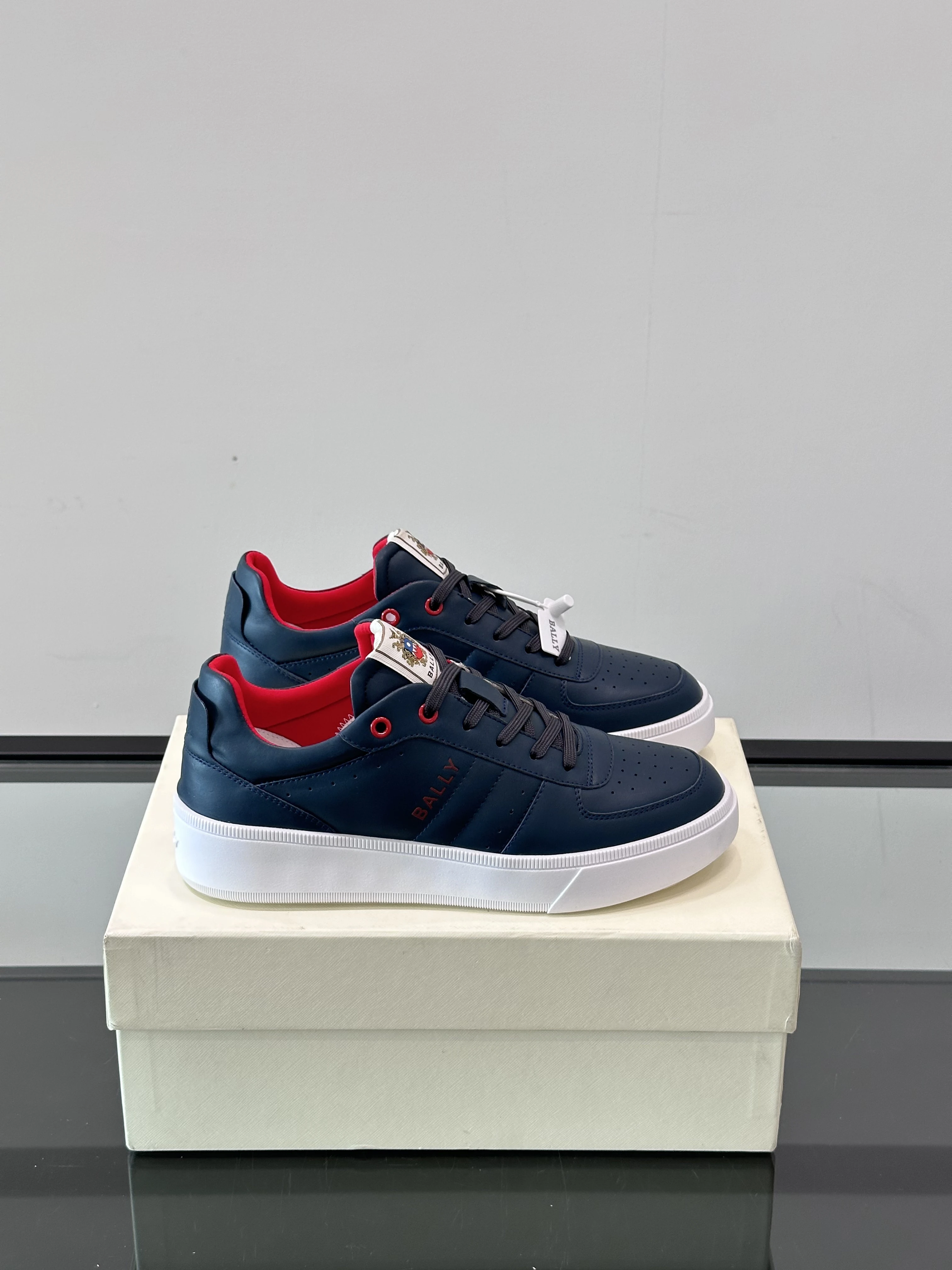 BALLY Мужские кроссовки телячья кожа с красной внутренней отделкой