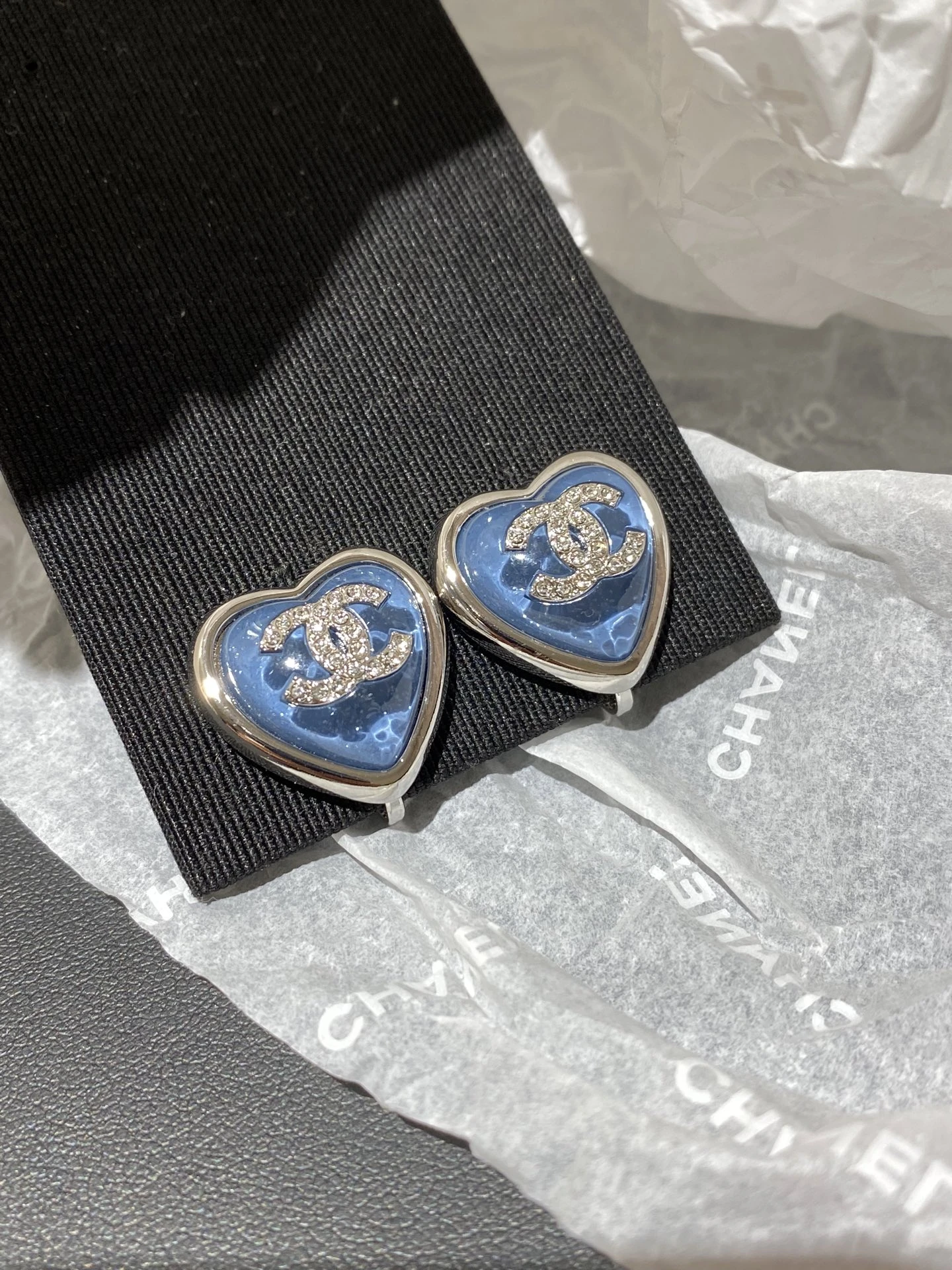 CHANEL Женские серьги в форме сердца CHANEL Женские серьги в форме сердца