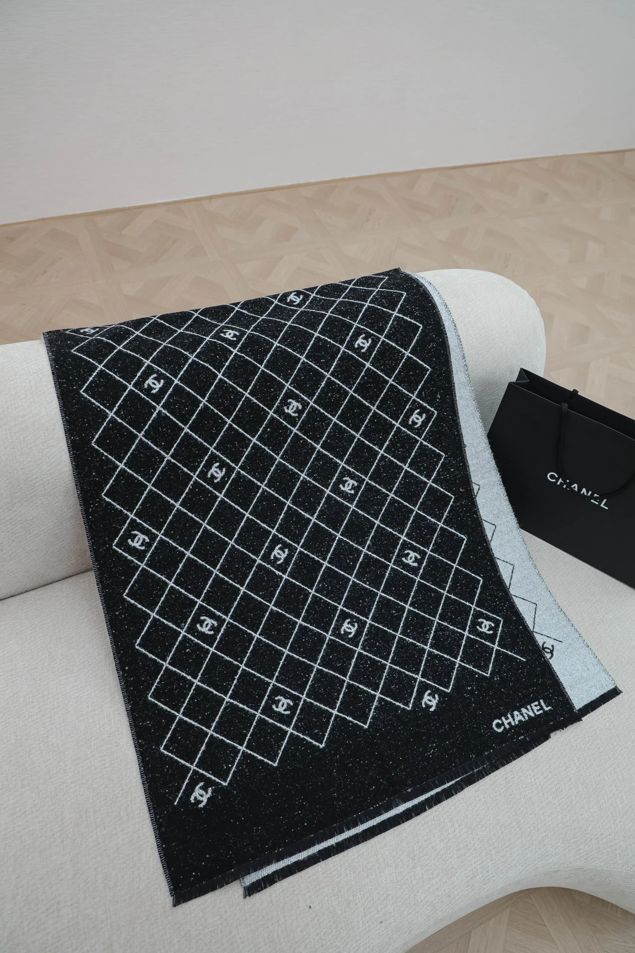 CHANEL Женский шарф из кашемира CHANEL Женский шарф из кашемира