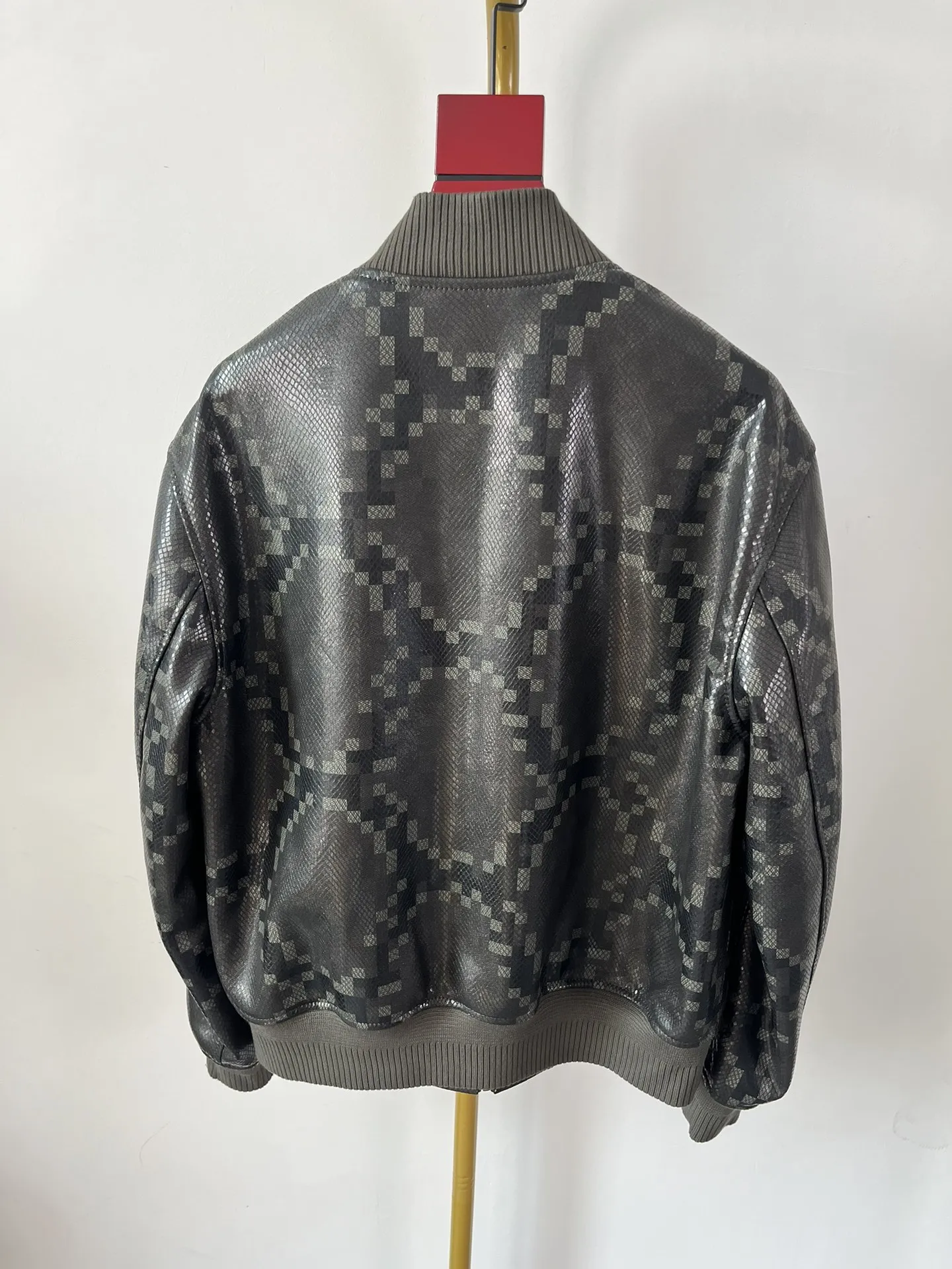 LOUIS VUITTON Мужской кожаный бомбер LOUIS VUITTON Мужской кожаный бомбер