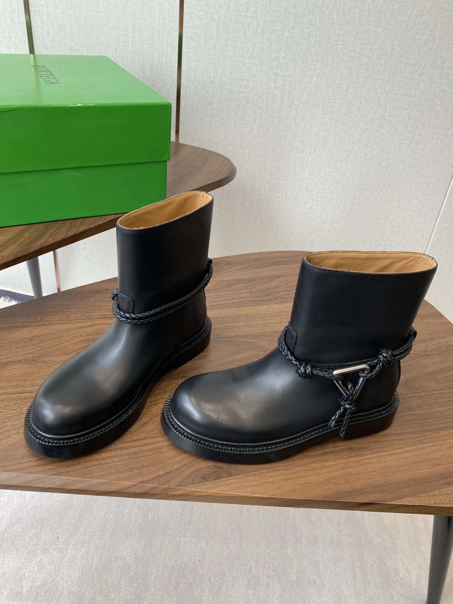 BOTTEGA VENETA Женские сапоги из телячьей кожи прямой формы BOTTEGA VENETA Женские сапоги из телячьей кожи прямой формы