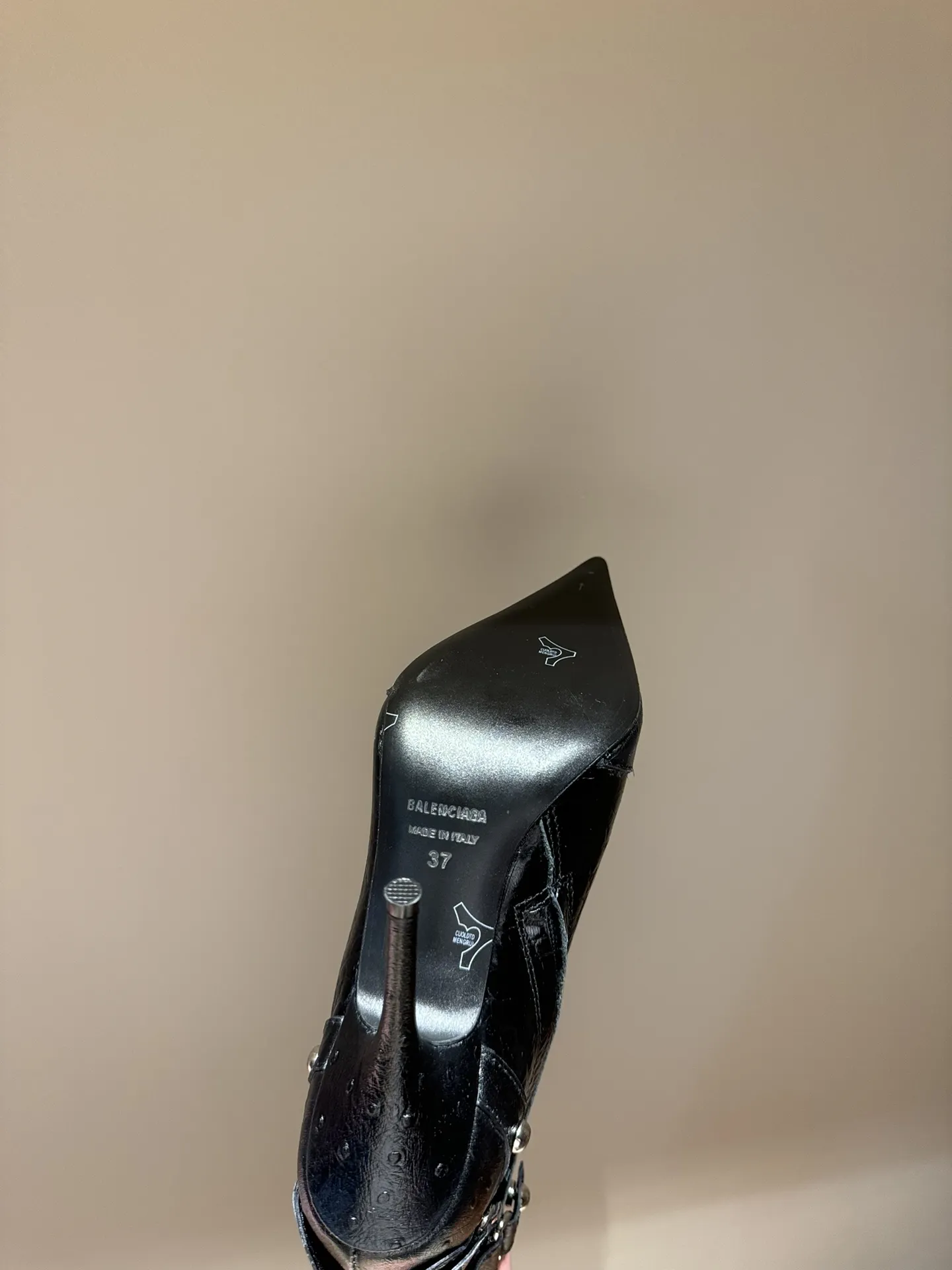 BALENCIAGA Женские сапоги из коровьей кожи BALENCIAGA Женские сапоги из коровьей кожи