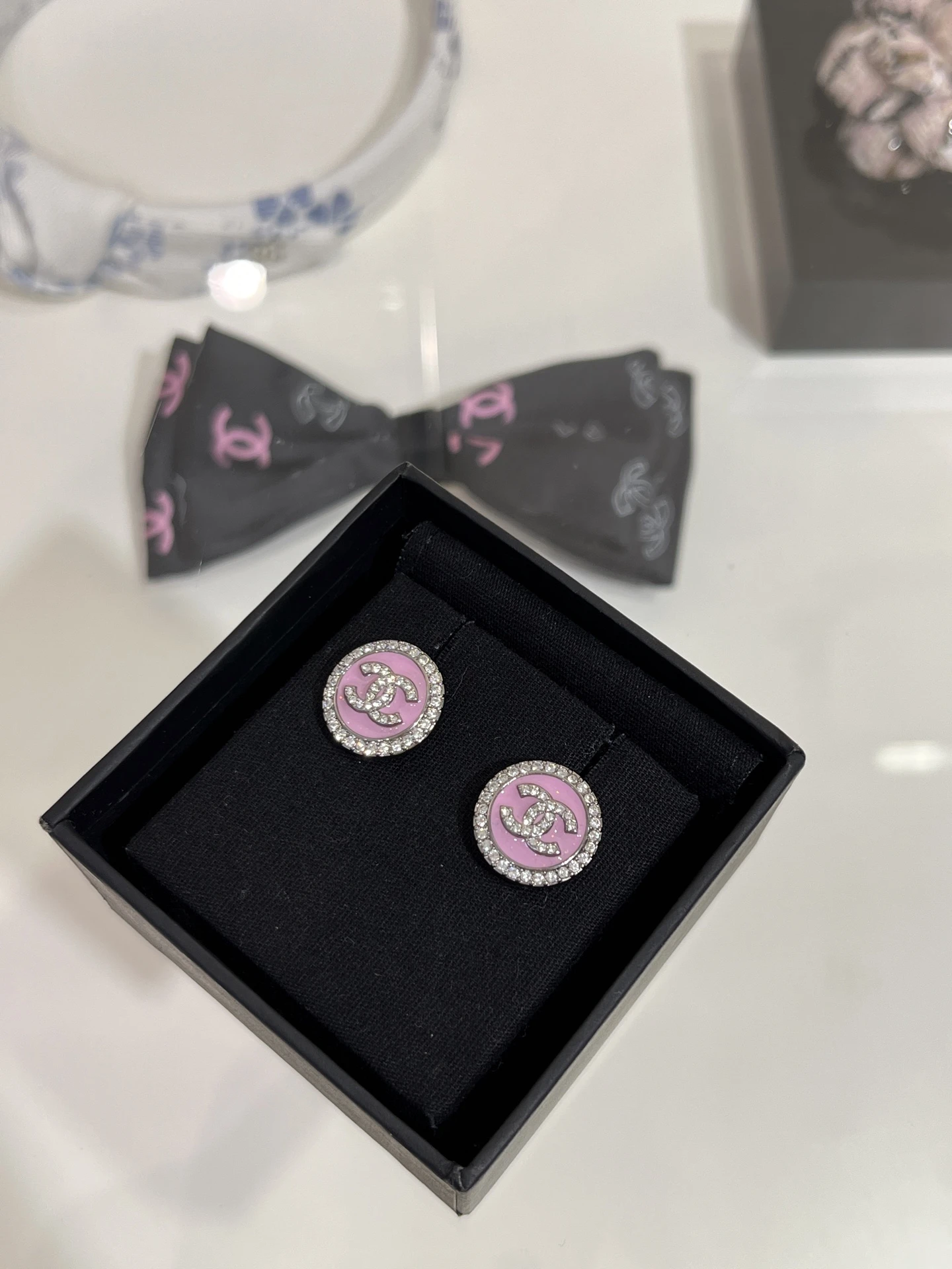 CHANEL Женские серьги из латуни с эмалью