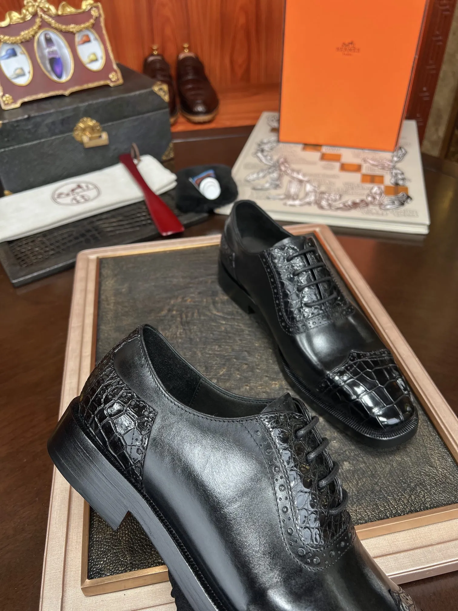 HERMES Мужские туфли брюшко крокодила HERMES Мужские туфли брюшко крокодила