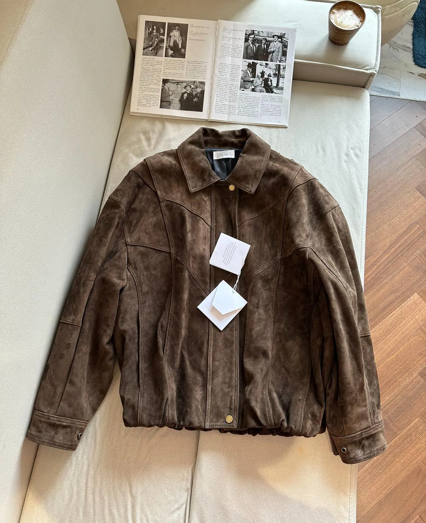 THE ROW Женская куртка из замши свободного кроя бежевая