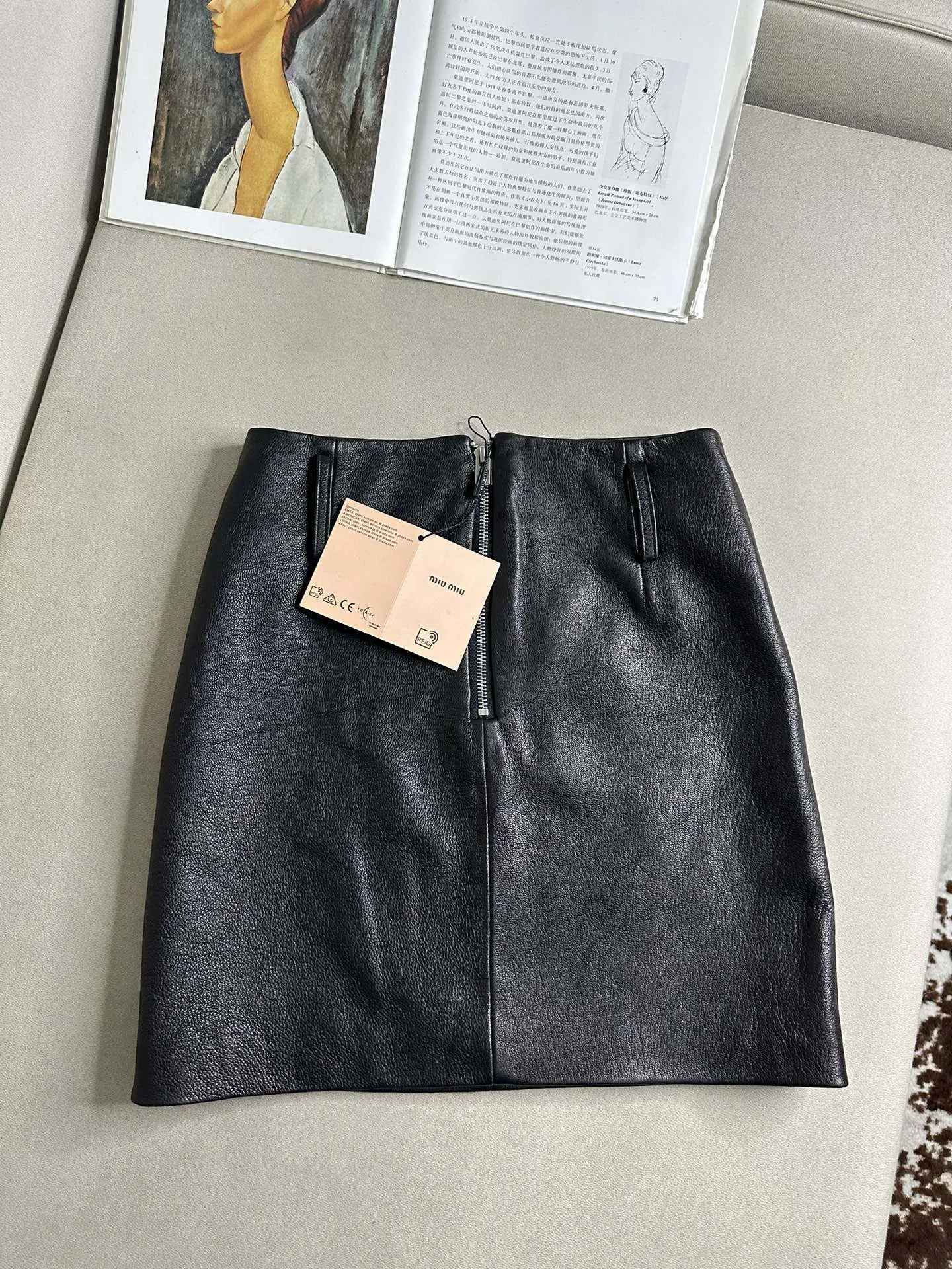 MIU MIU Женский кожаный костюм MIU MIU Женский кожаный костюм