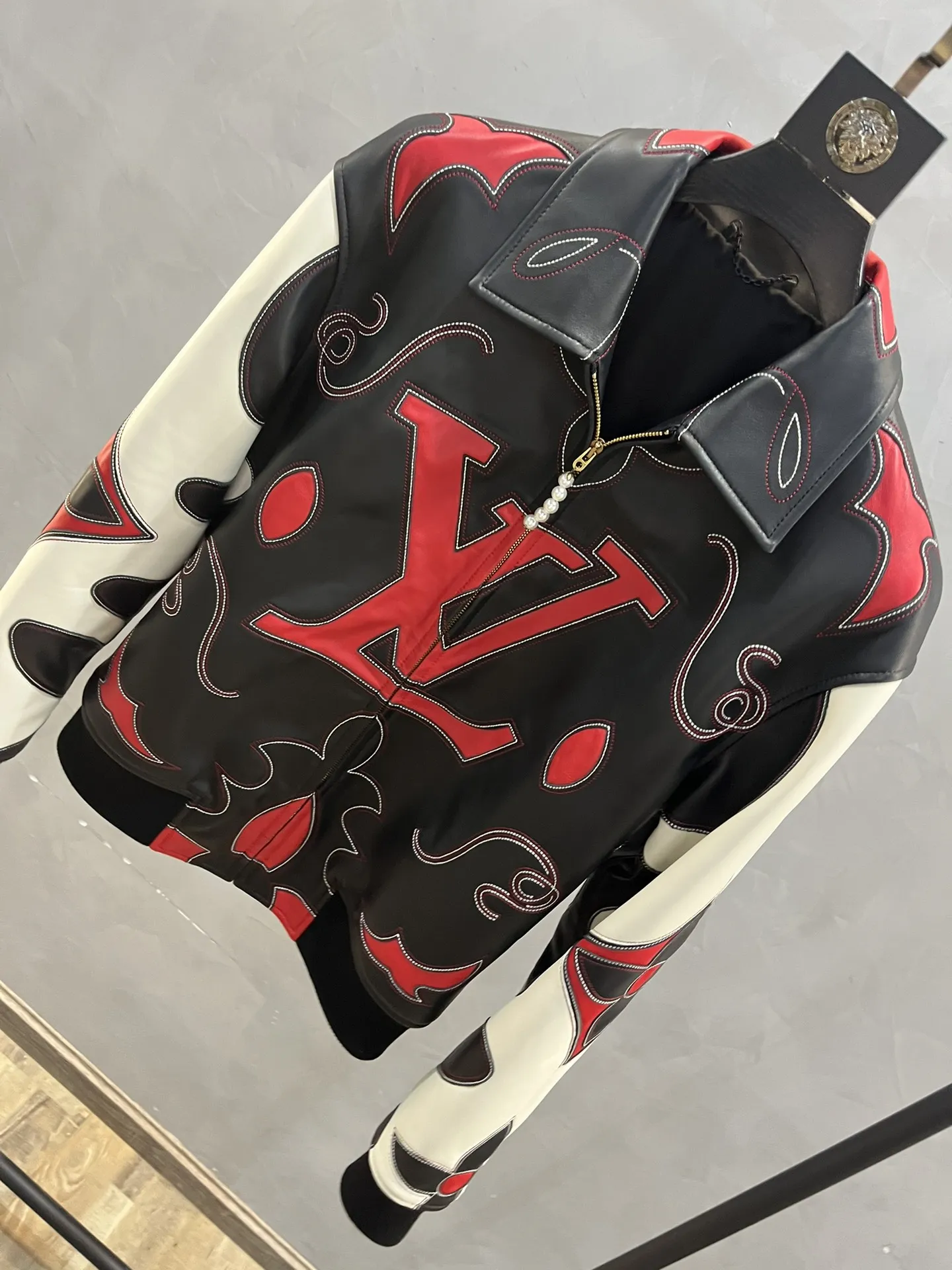 LOUIS VUITTON Мужская кожаная куртка LOUIS VUITTON Мужская кожаная куртка