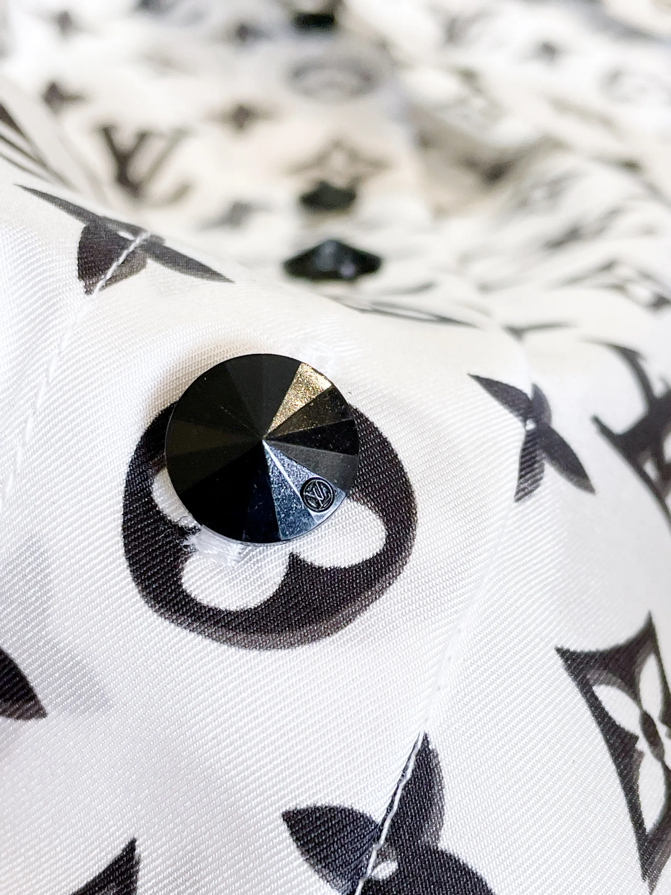 LOUIS VUITTON Женская шелковая рубашка LOUIS VUITTON Женская шелковая рубашка