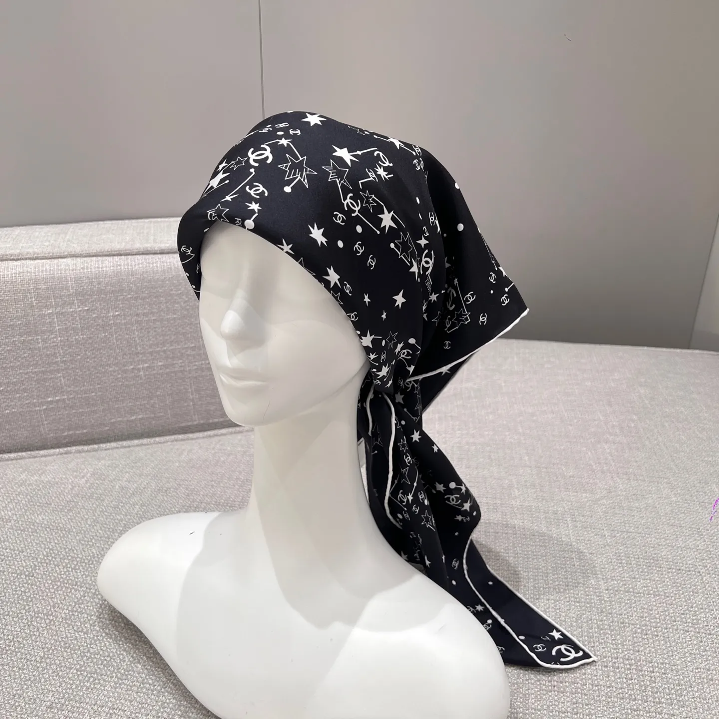 CHANEL Женский платок шёлк CHANEL Женский платок шёлк