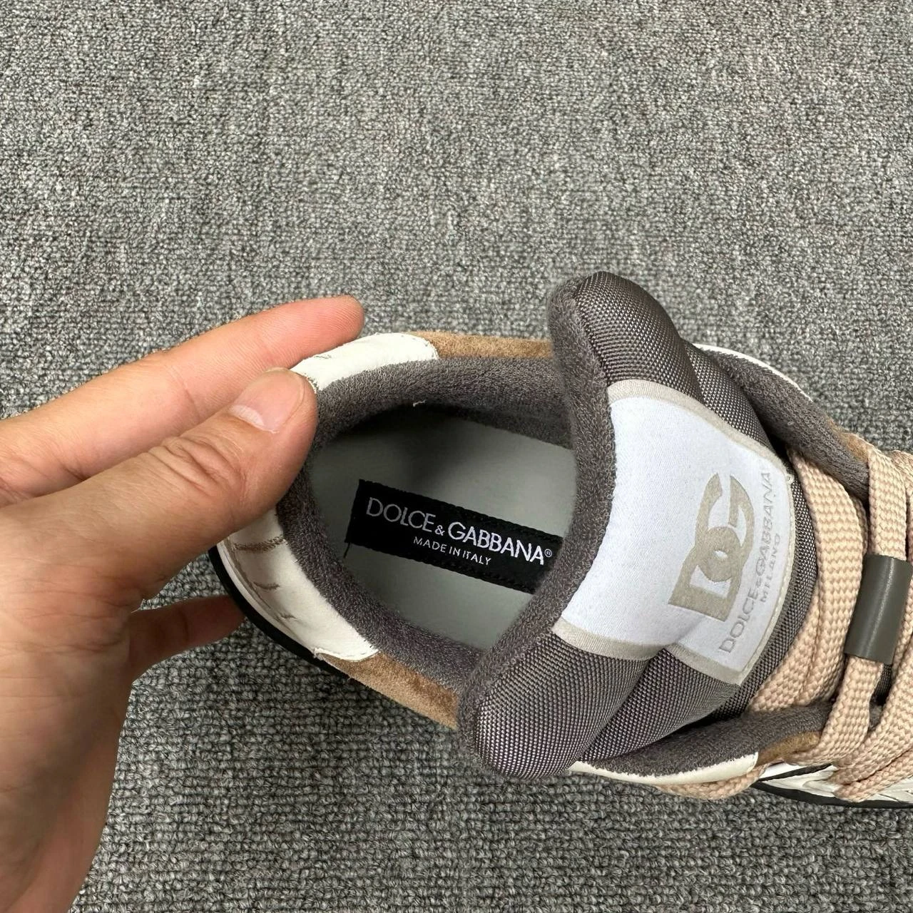 DOLCE & GABBANA Мужские кроссовки из телячьей кожи с контрастными белыми шнурками DOLCE & GABBANA Мужские кроссовки из телячьей кожи с контрастными белыми шнурками