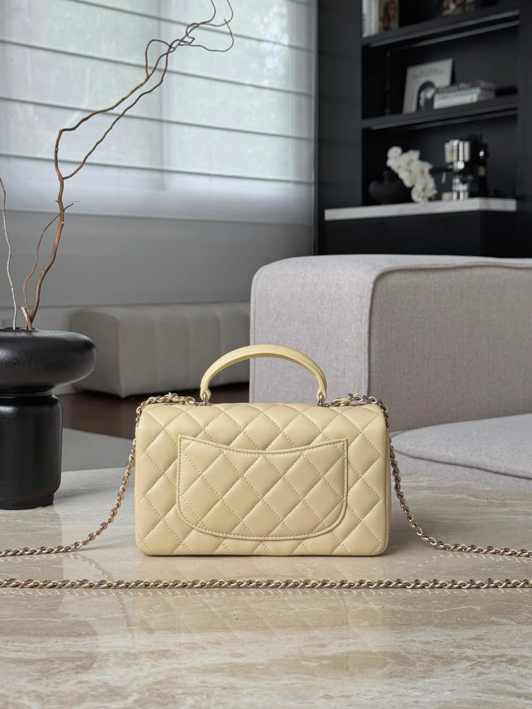 CHANEL Женская сумка с ручкой CF20