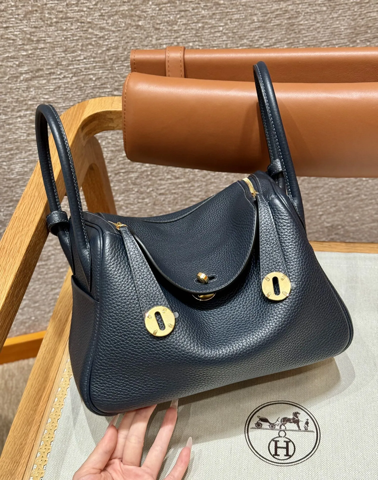 HERMES Женская сумка Lindy 26 см 2Z Clemence HERMES Женская сумка Lindy 26 см 2Z Clemence