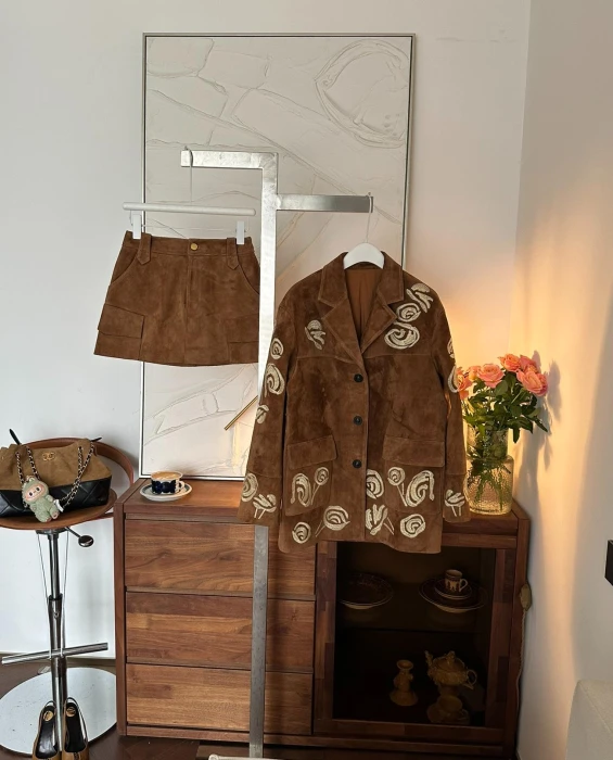 LOEWE Женский костюм из замши