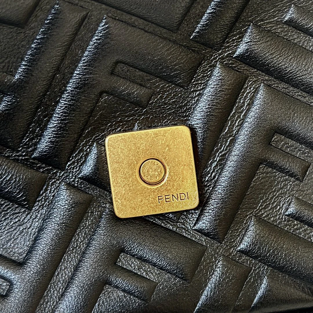 FENDI Женская сумка baguette 