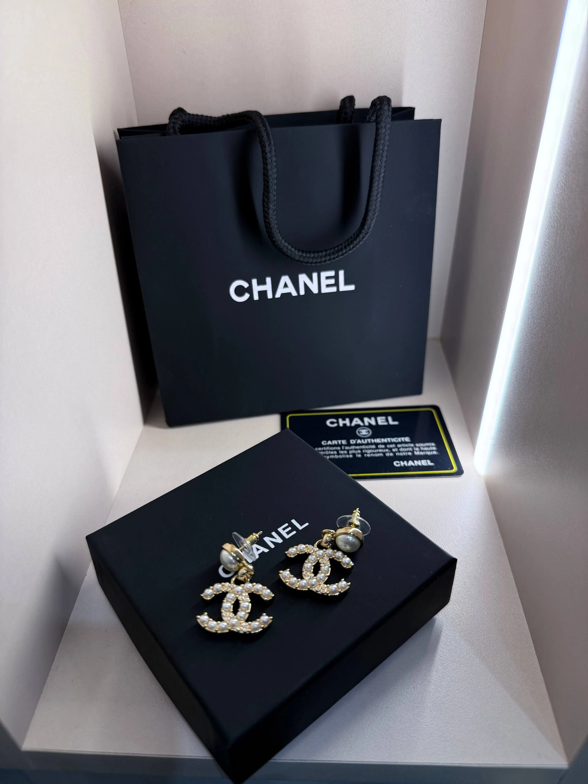 CHANEL Женские серьги из латуни с подвесками в виде логотипа «CC» CHANEL Женские серьги из латуни с подвесками в виде логотипа «CC»