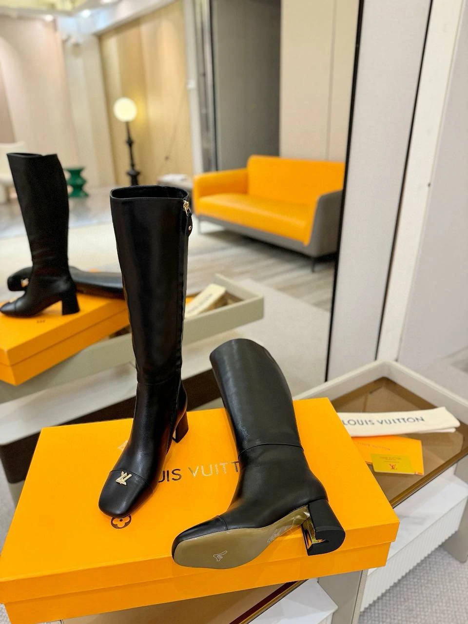 LOUIS VUITTON Женские сапоги из телячьей кожи 