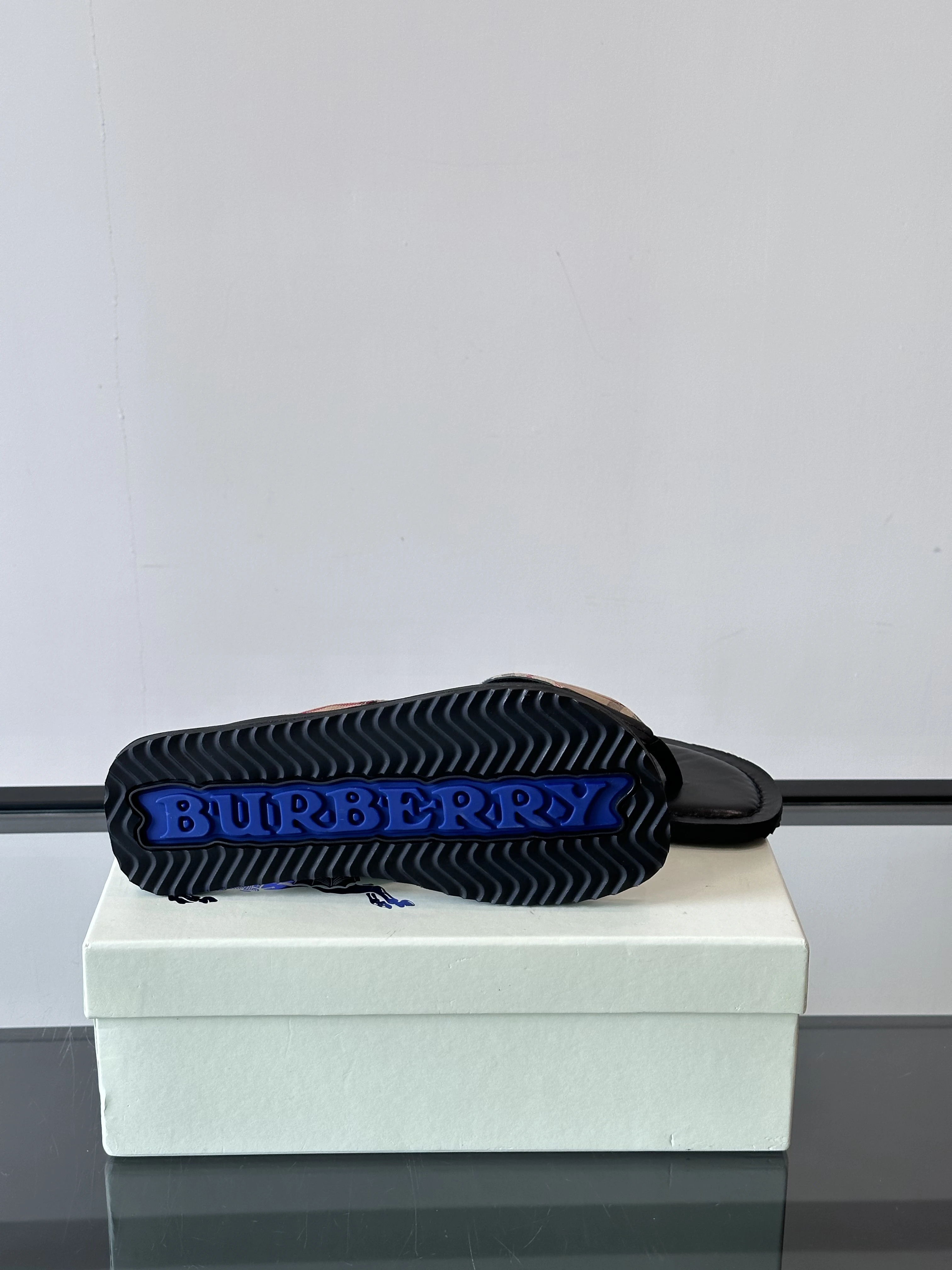 BURBERRY Мужские шлёпанцы вьетнамки BURBERRY Мужские шлёпанцы вьетнамки