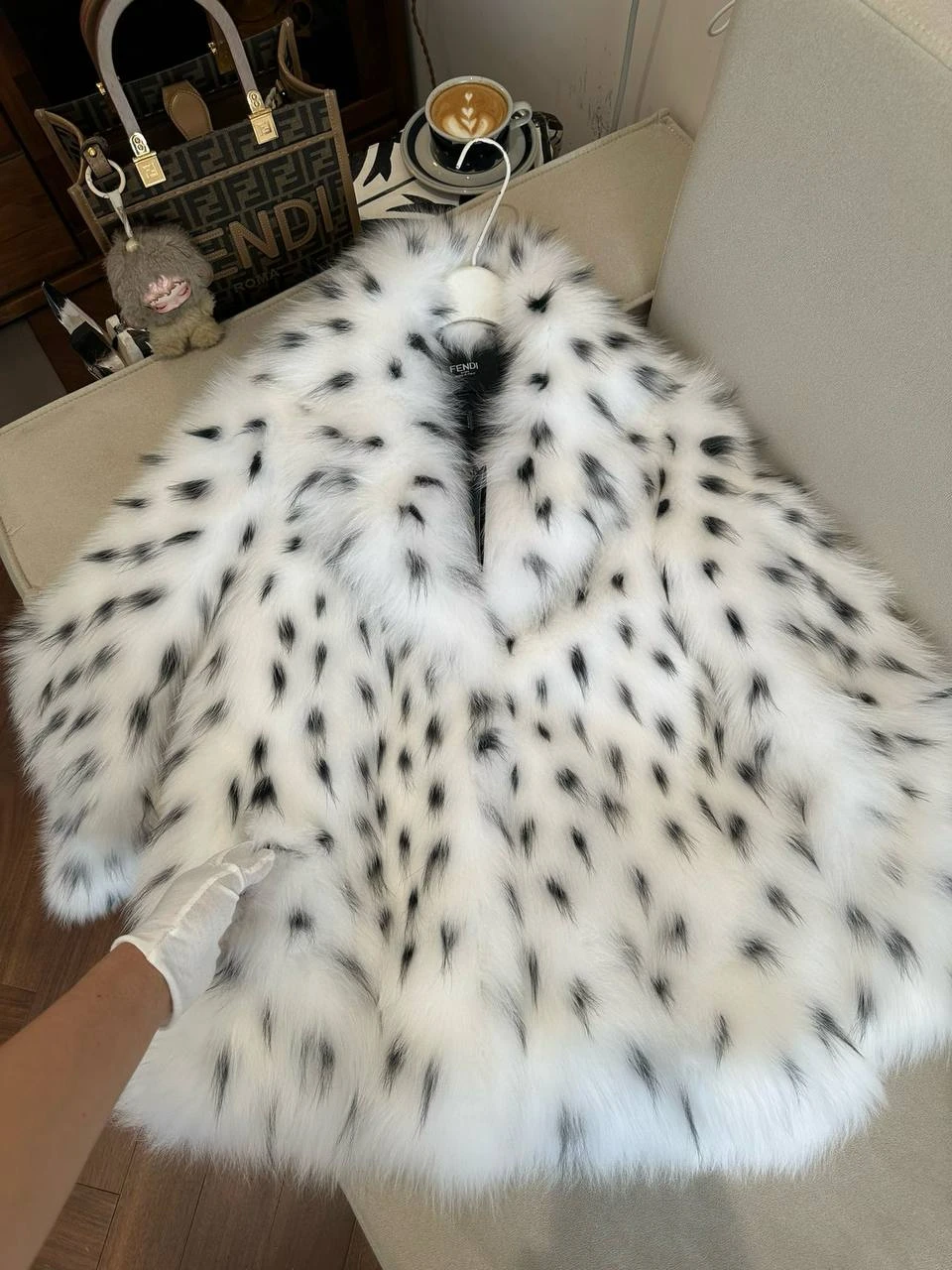 FENDI Женская шуба из лисьего меха FENDI Женская шуба из лисьего меха