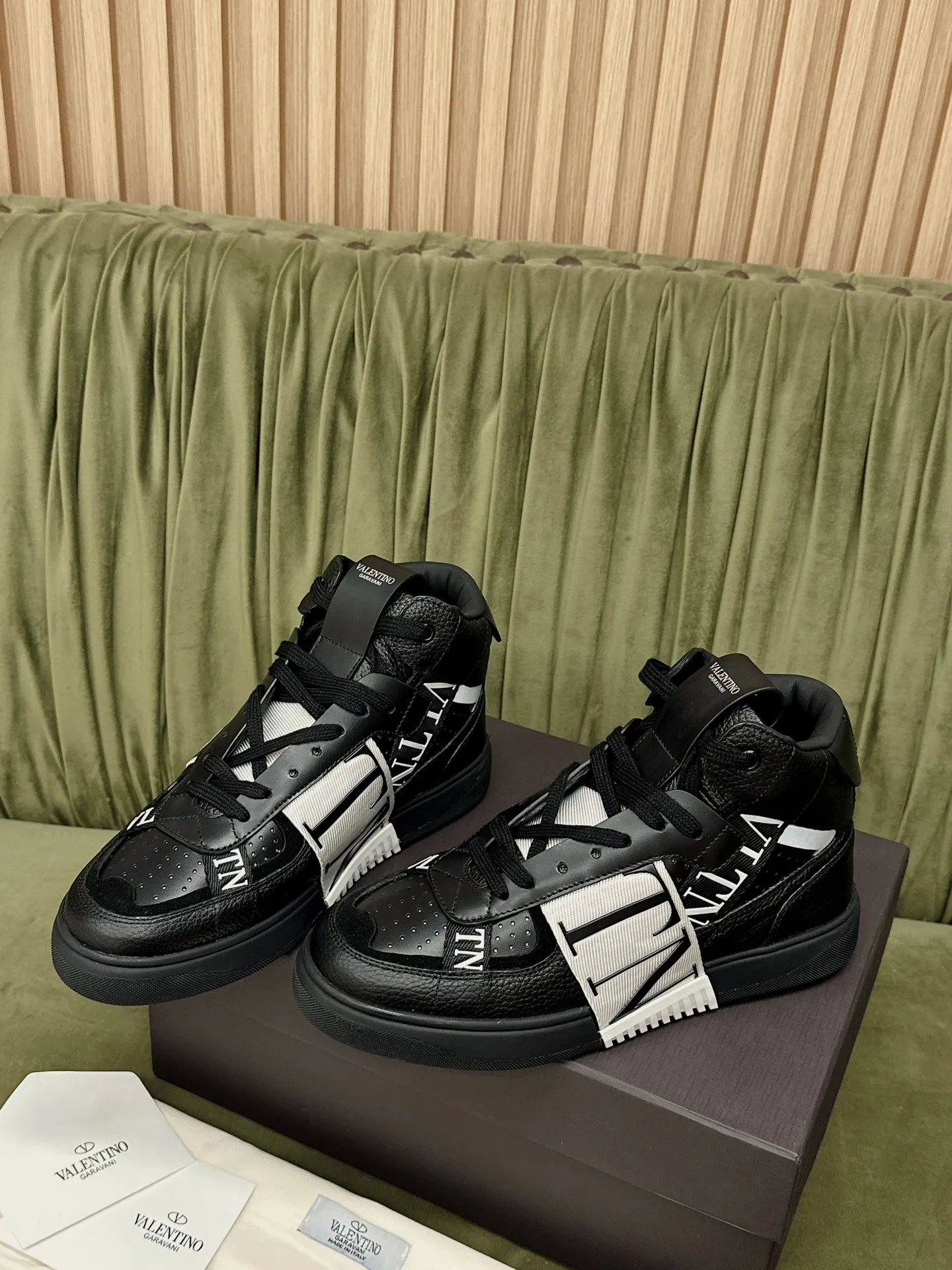 VALENTINO Мужские высокие кроссовки VL7N