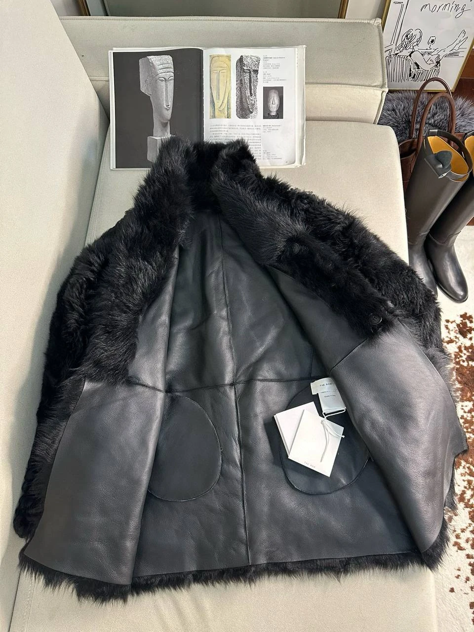 THE ROW Женская шуба из натуральной овчины черная THE ROW Женская шуба из натуральной овчины черная