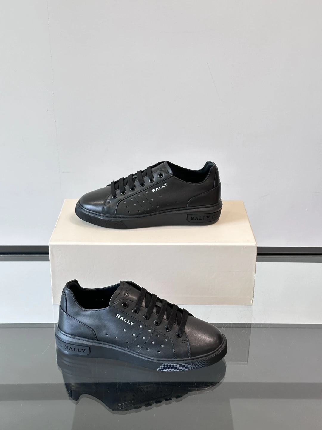 BALLY Мужские кроссовки телячья кожа с фирменной перфорацией