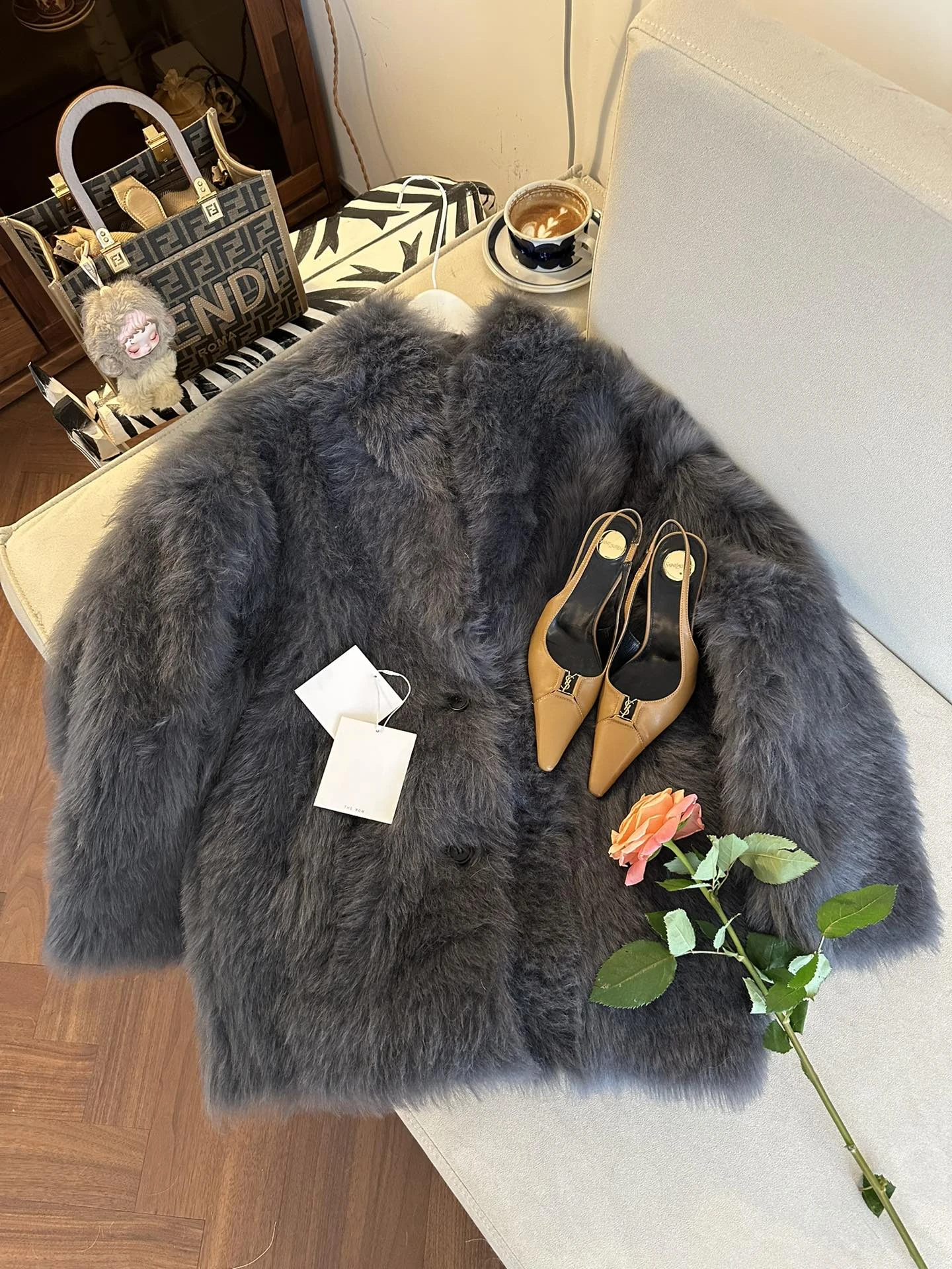 THE ROW Женская шуба из овчины бежевая