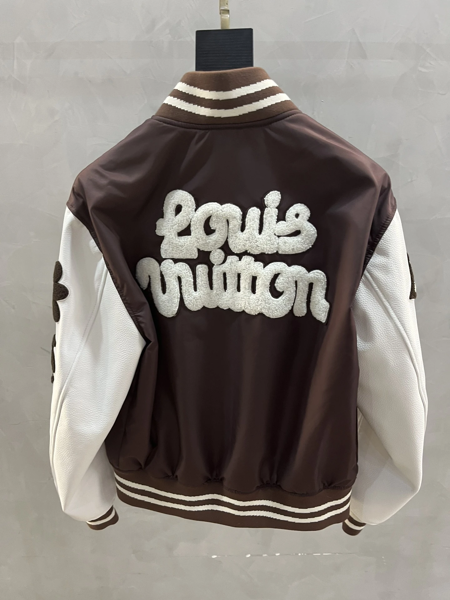 LOUIS VUITTON Мужской кожаный бомбер LOUIS VUITTON Мужской кожаный бомбер