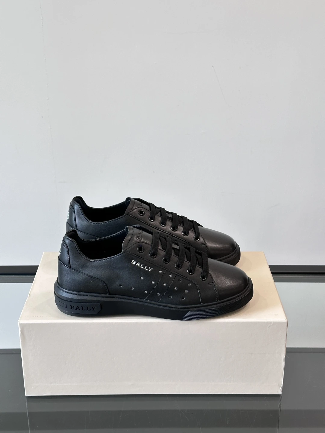 BALLY Мужские кроссовки телячья кожа с фирменной перфорацией