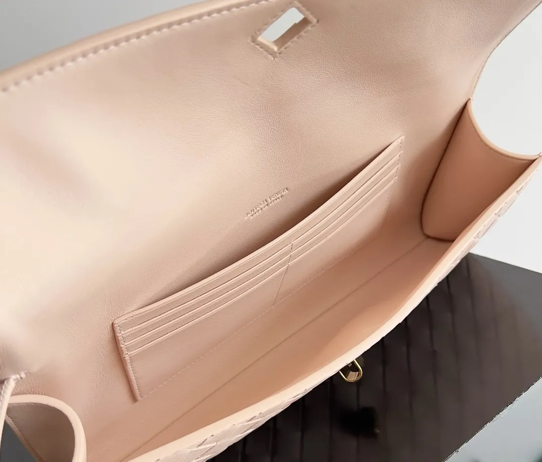 BOTTEGA VENETA Женский клатч Andiamo кожа Intrecciato
