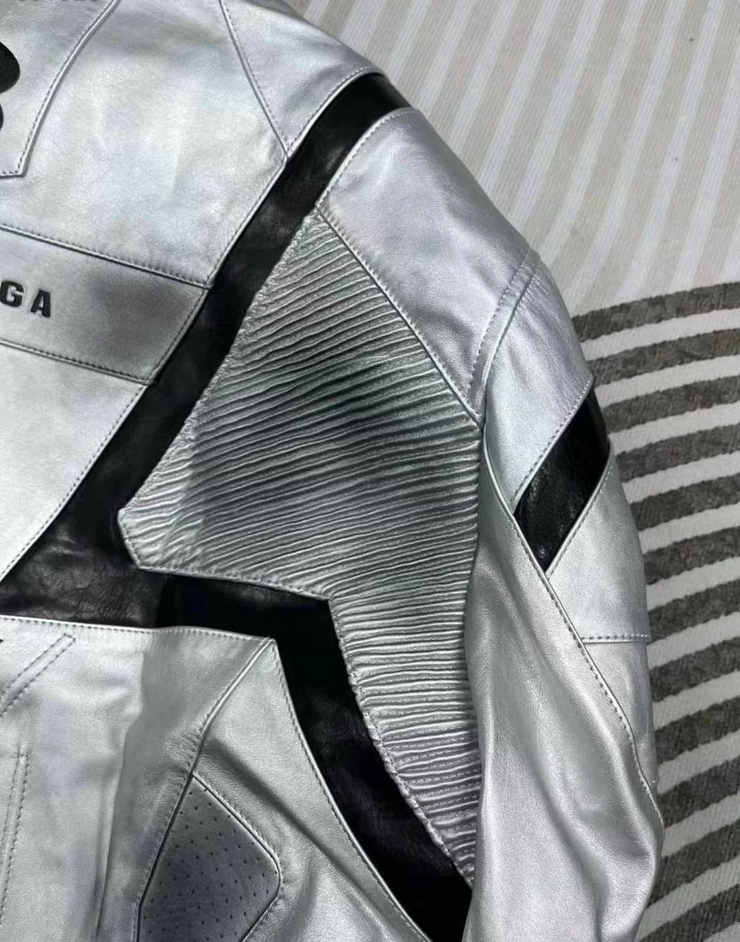 BALENCIAGA Мужская кожаная куртка байкерская классическая BALENCIAGA Мужская кожаная куртка байкерская классическая