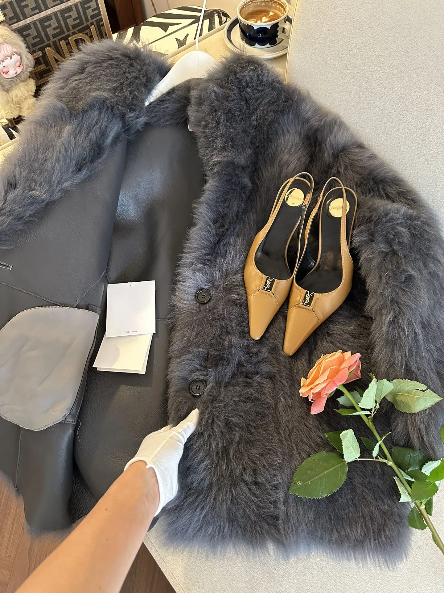 THE ROW Женская шуба из овчины бежевая