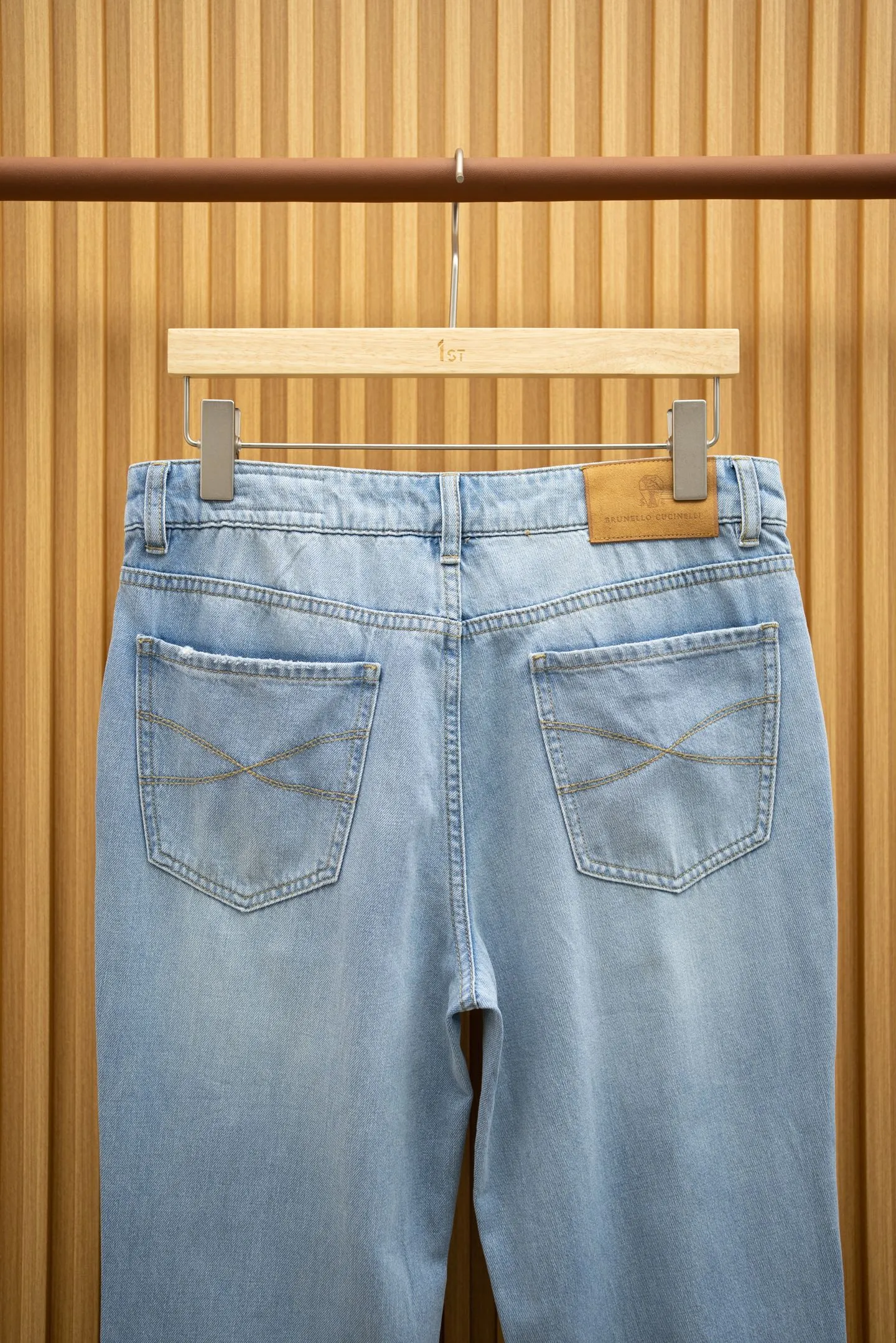 BRUNELLO CUCINELLI Мужские джинсы светло-голубого оттенка BRUNELLO CUCINELLI Мужские джинсы светло-голубого оттенка