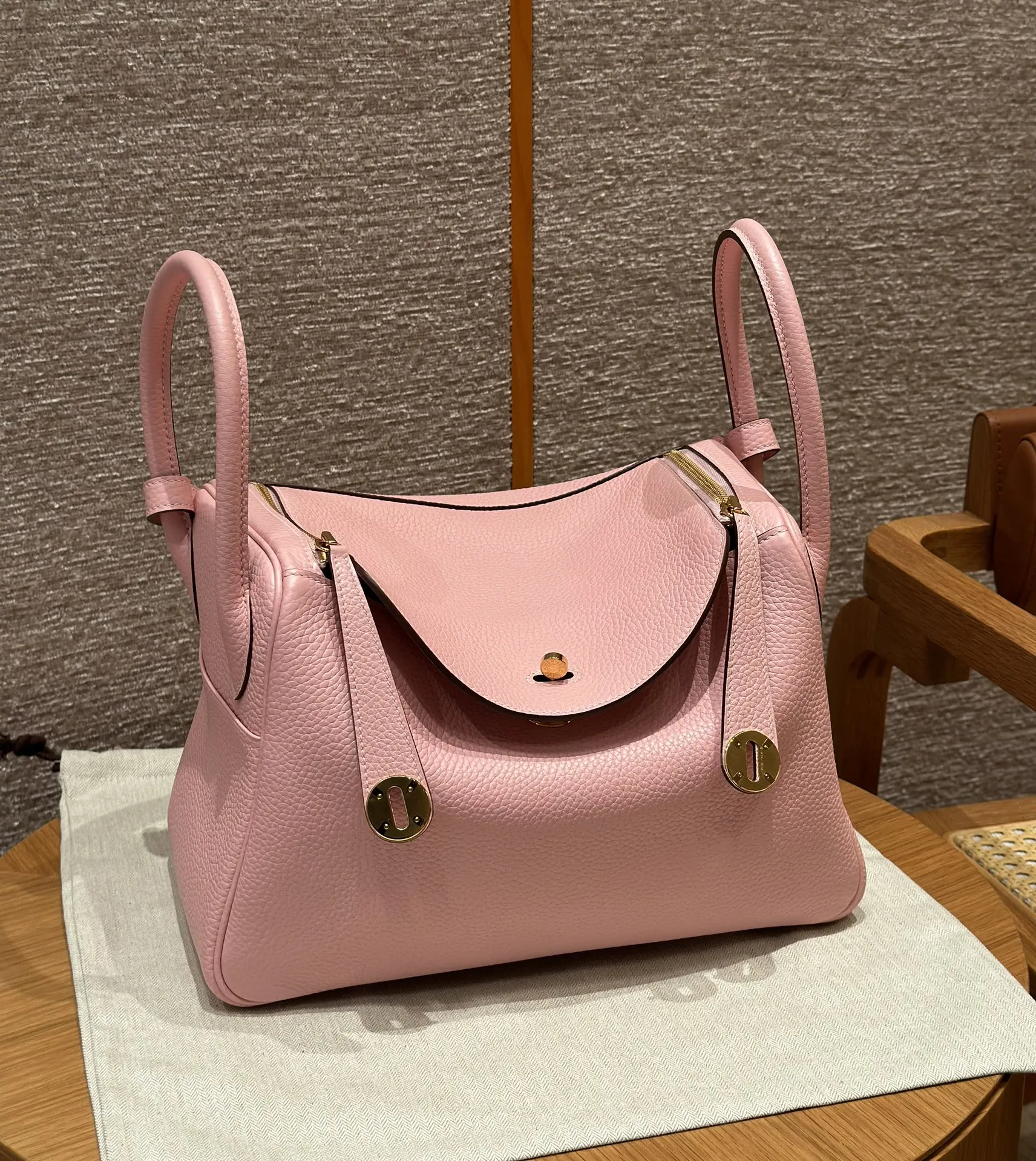 HERMES Женская сумка Lindy 30 см 3Q Clemence HERMES Женская сумка Lindy 30 см 3Q Clemence