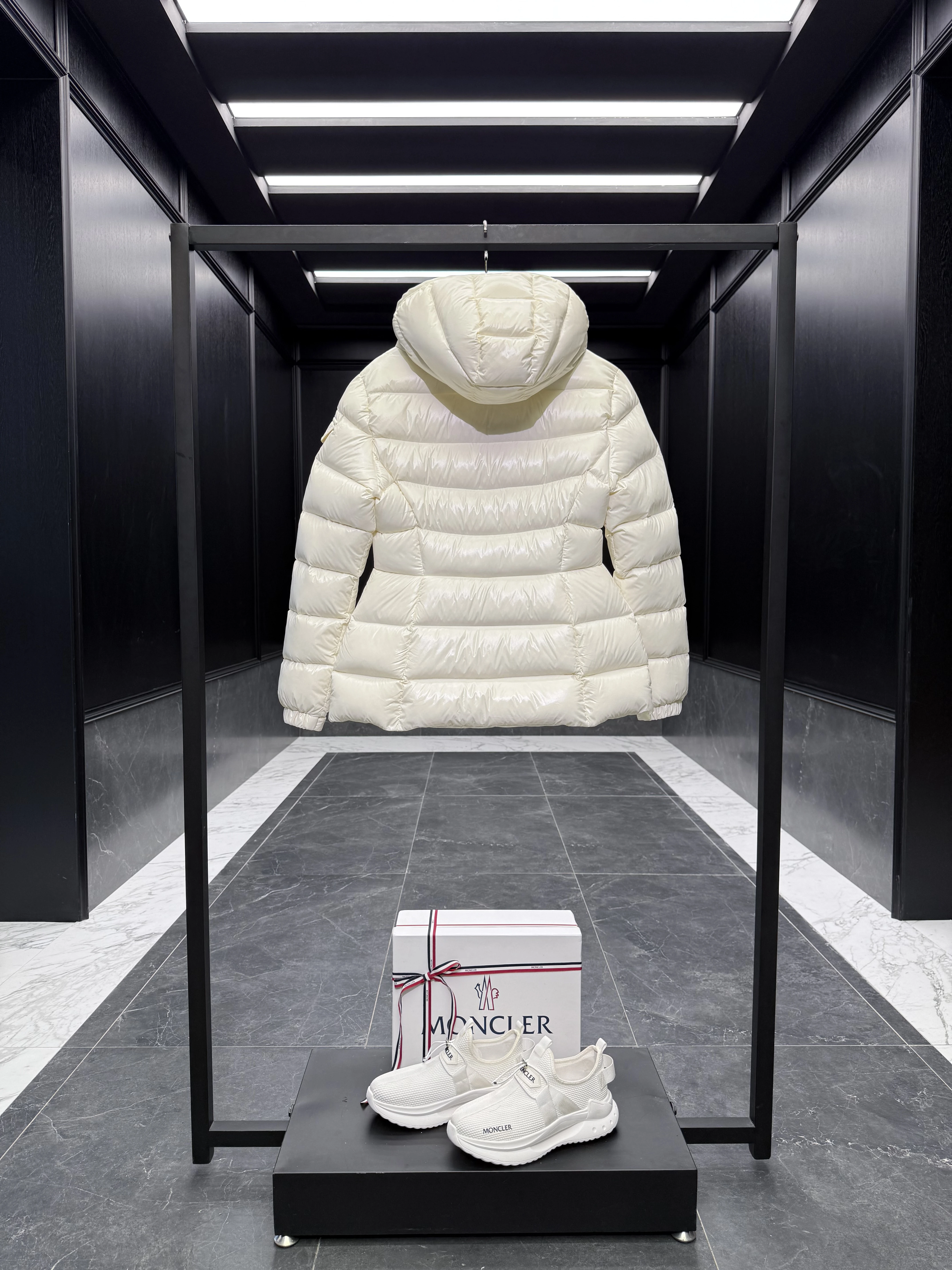 MONCLER Женская куртка Barante