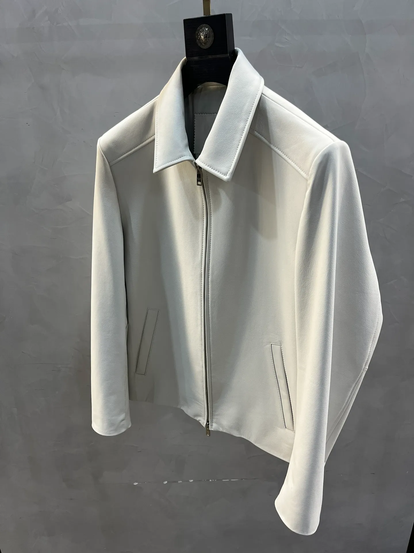 PRADA Мужская кожаная куртка минималистичная с воротником PRADA Мужская кожаная куртка минималистичная с воротником