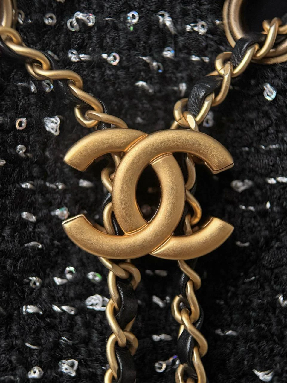 CHANEL Женская сумка Hobo 25a черно‑белом твидовом CHANEL Женская сумка Hobo 25a черно‑белом твидовом