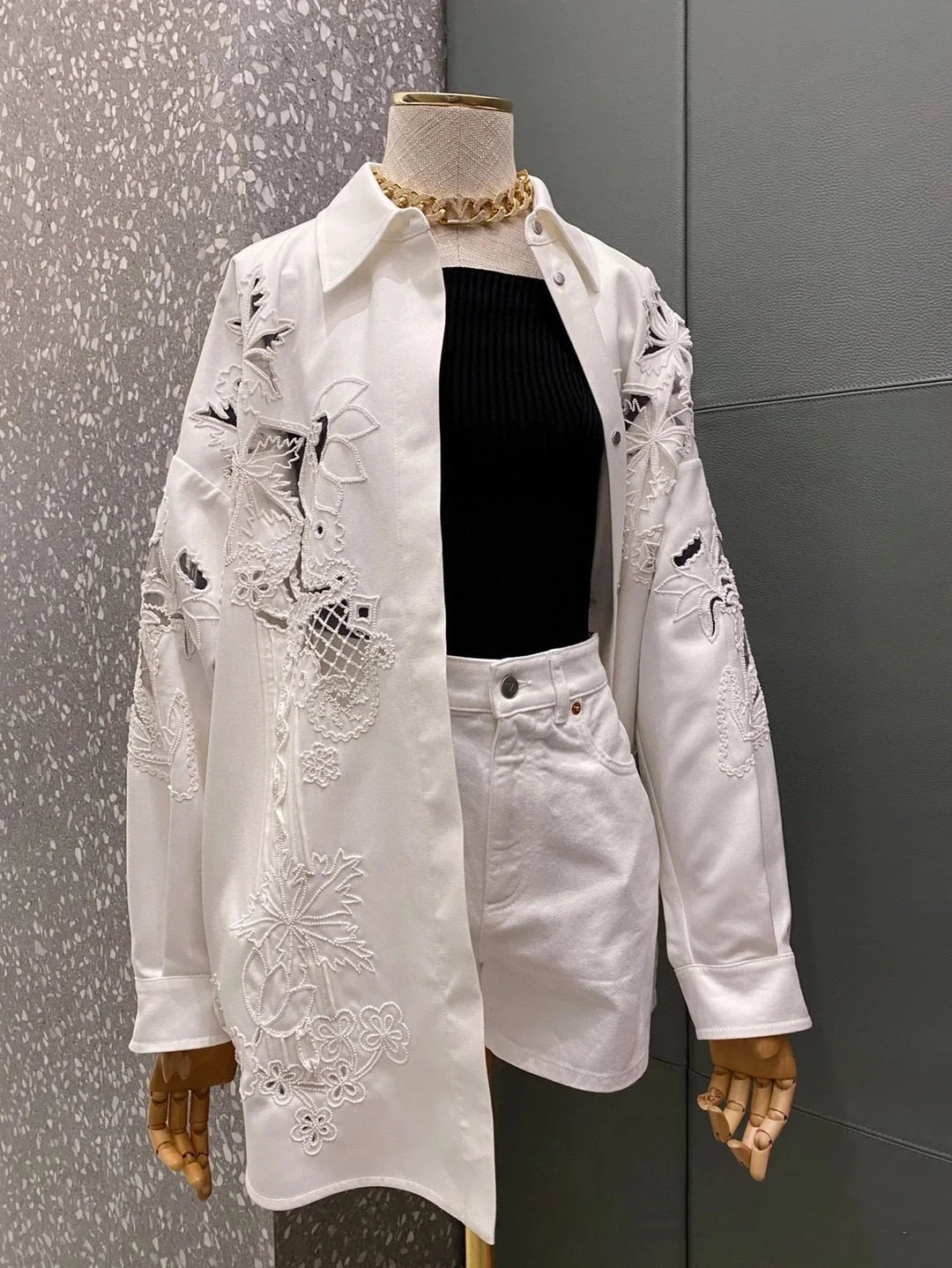 VALENTINO Женская блузка с объёмными цветами VALENTINO Женская блузка с объёмными цветами