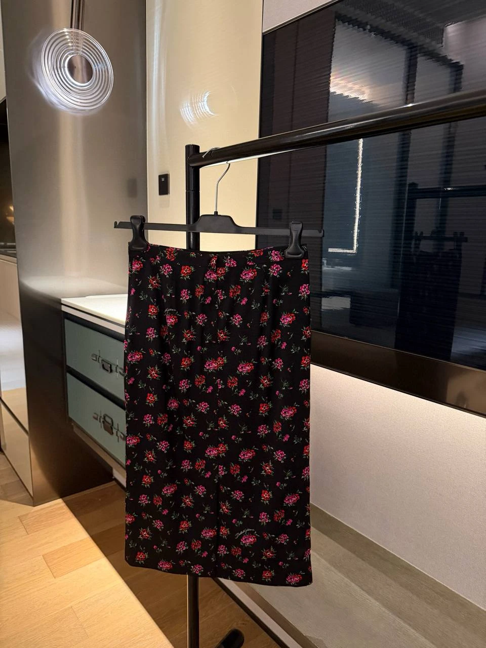 DOLCE & GABBANA Женская шёлковая юбка с мелким цветочным принтом DOLCE & GABBANA Женская шёлковая юбка с мелким цветочным принтом