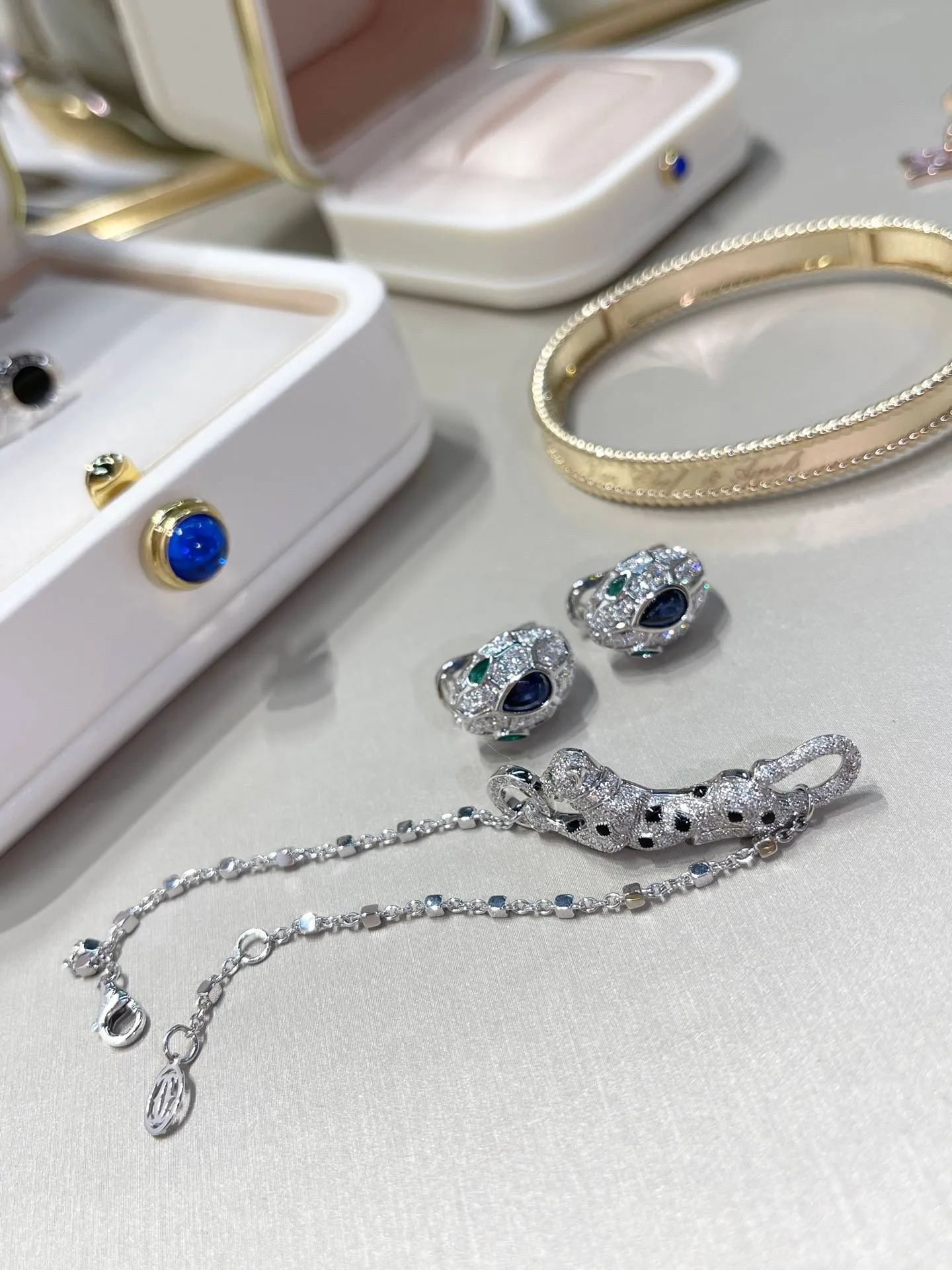 CARTIER Браслет Panthère De Cartier белое золото и бриллианты CARTIER Браслет Panthère De Cartier белое золото и бриллианты