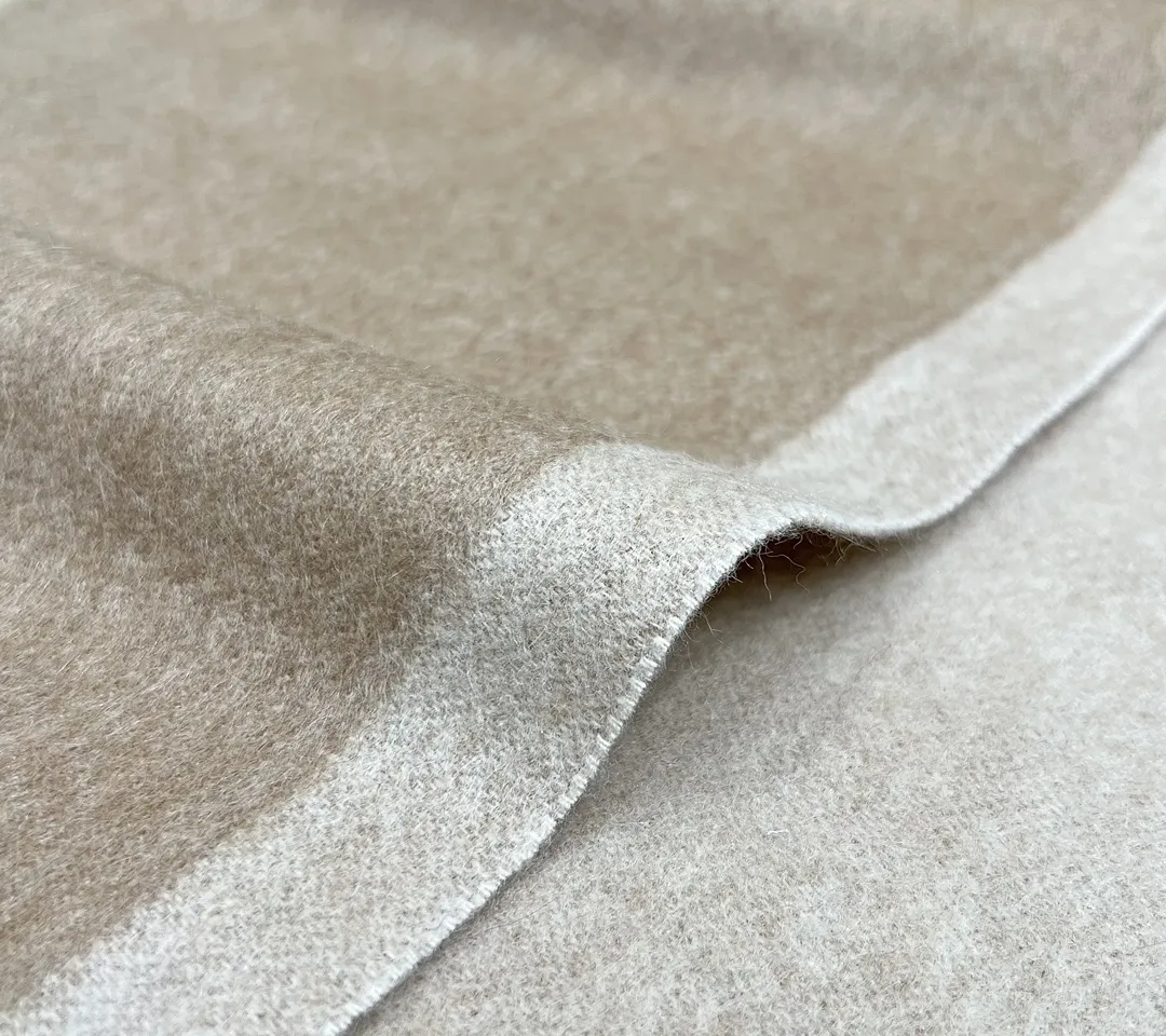 CHRISTIAN DIOR Женский шарф из кашемира CHRISTIAN DIOR Женский шарф из кашемира