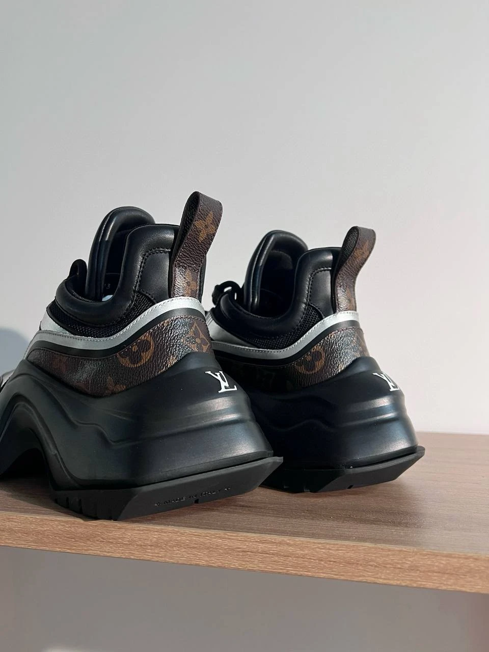 LOUIS VUITTON Женские кроссовки из телячьей кожи LOUIS VUITTON Женские кроссовки из телячьей кожи