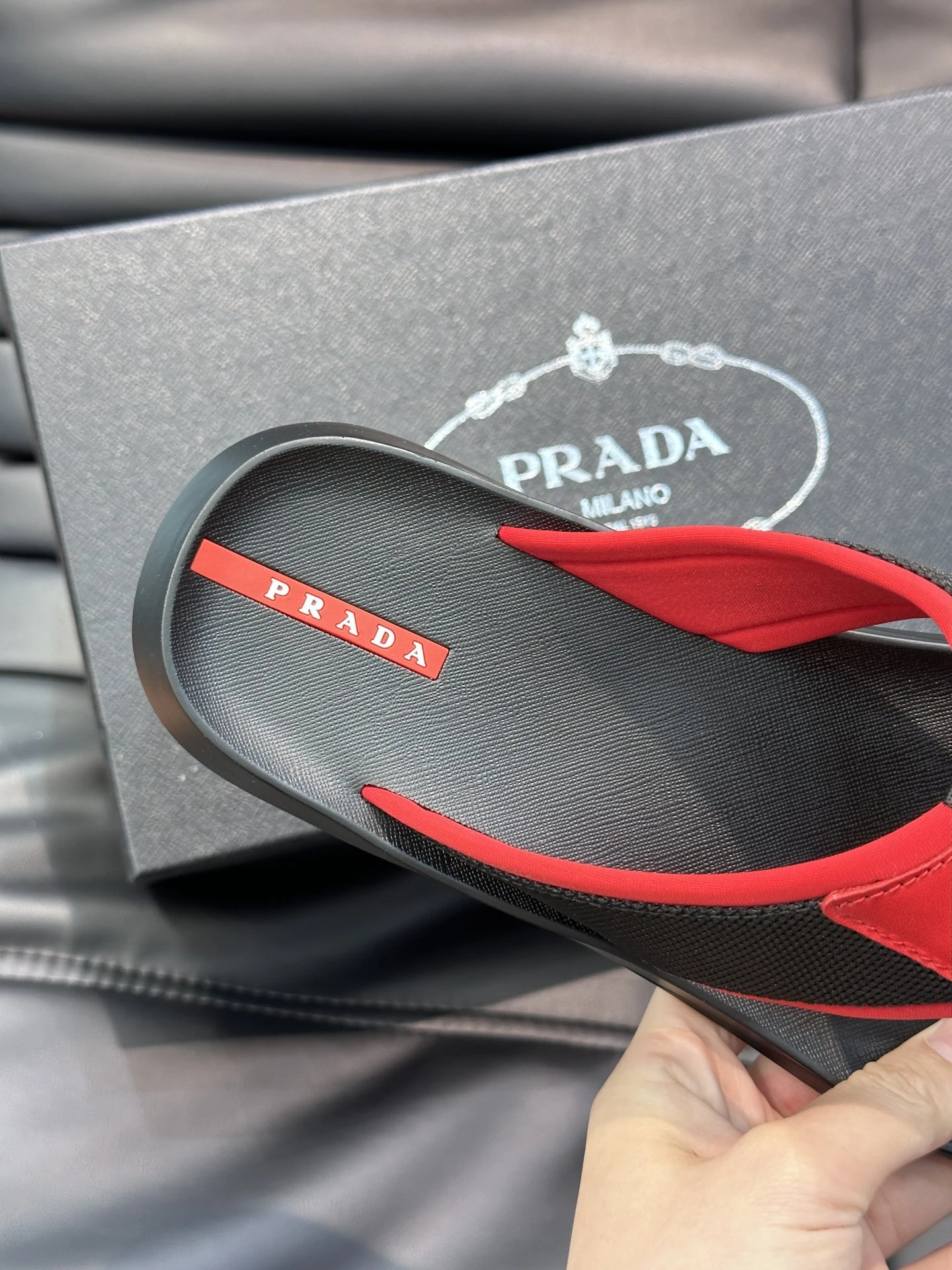 PRADA Мужские шлёпанцы-вьетнамки