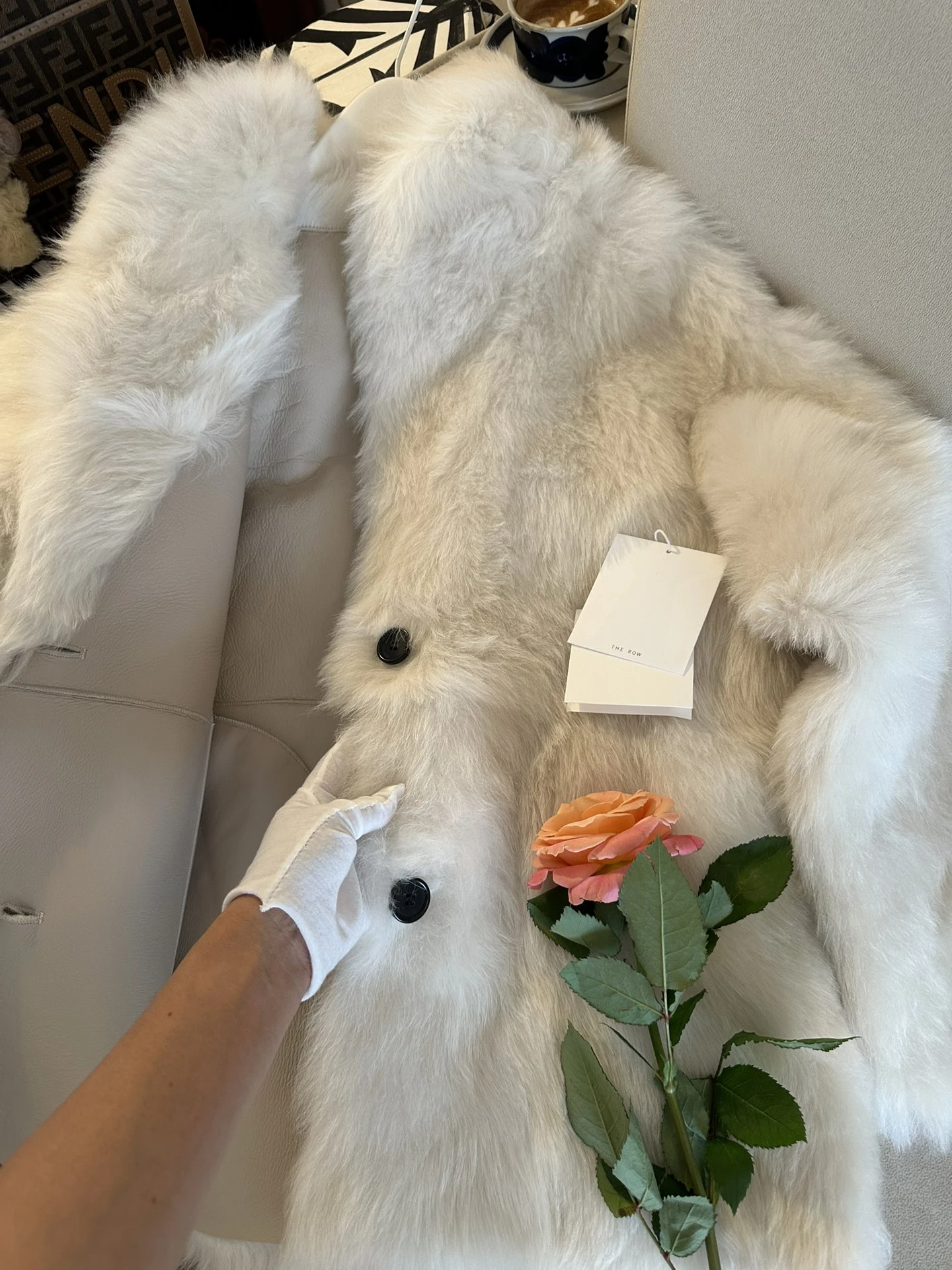 THE ROW Женская шуба из овчины бежевая THE ROW Женская шуба из овчины бежевая