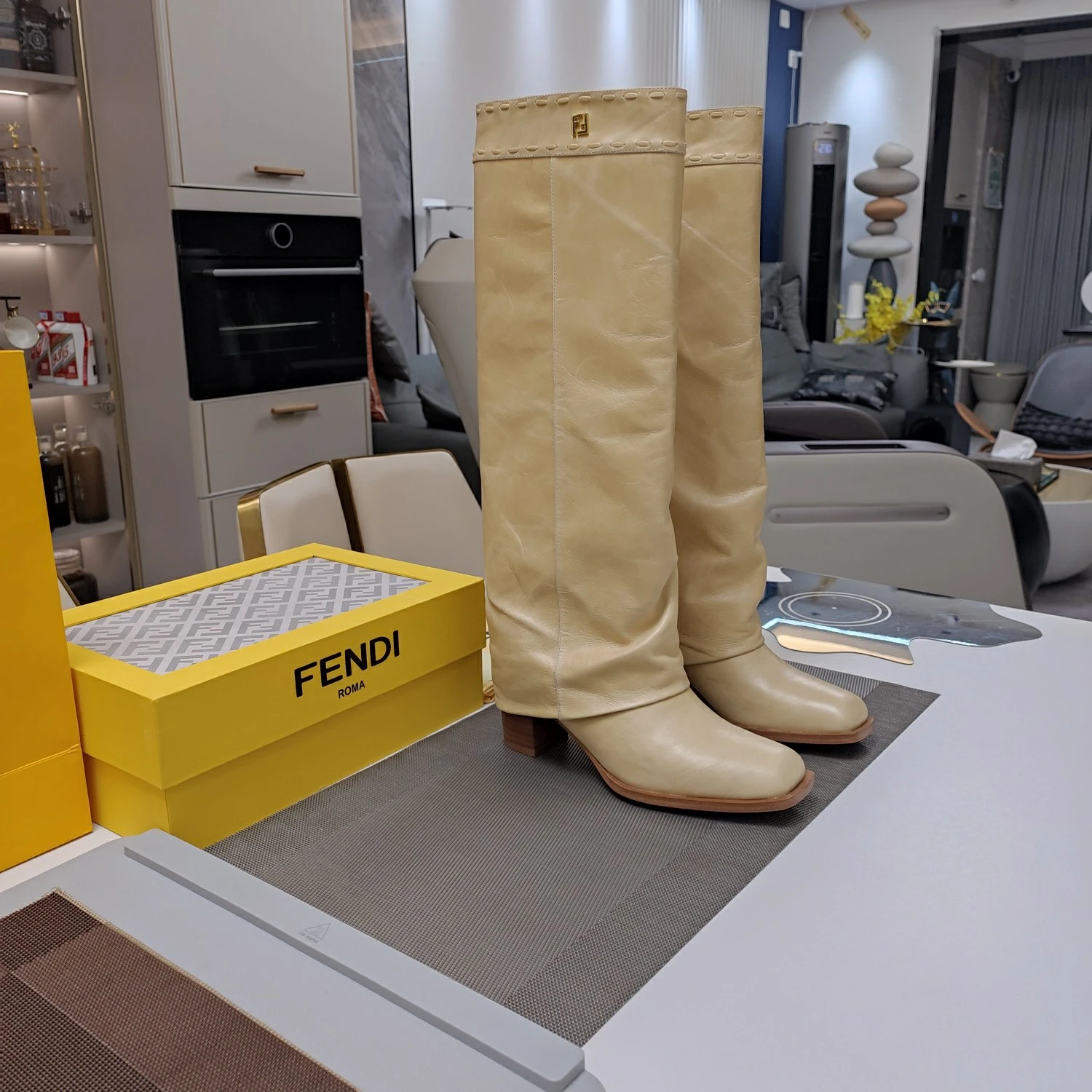 FENDI Женские кожаные сапоги FENDI Женские кожаные сапоги