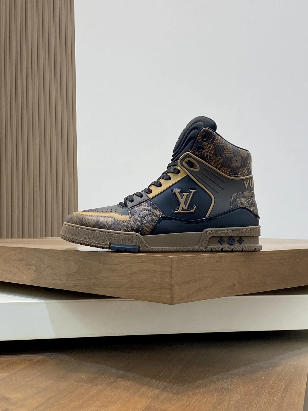 LOUIS VUITTON Мужские кроссовки из телячьей кожи LOUIS VUITTON Мужские кроссовки из телячьей кожи