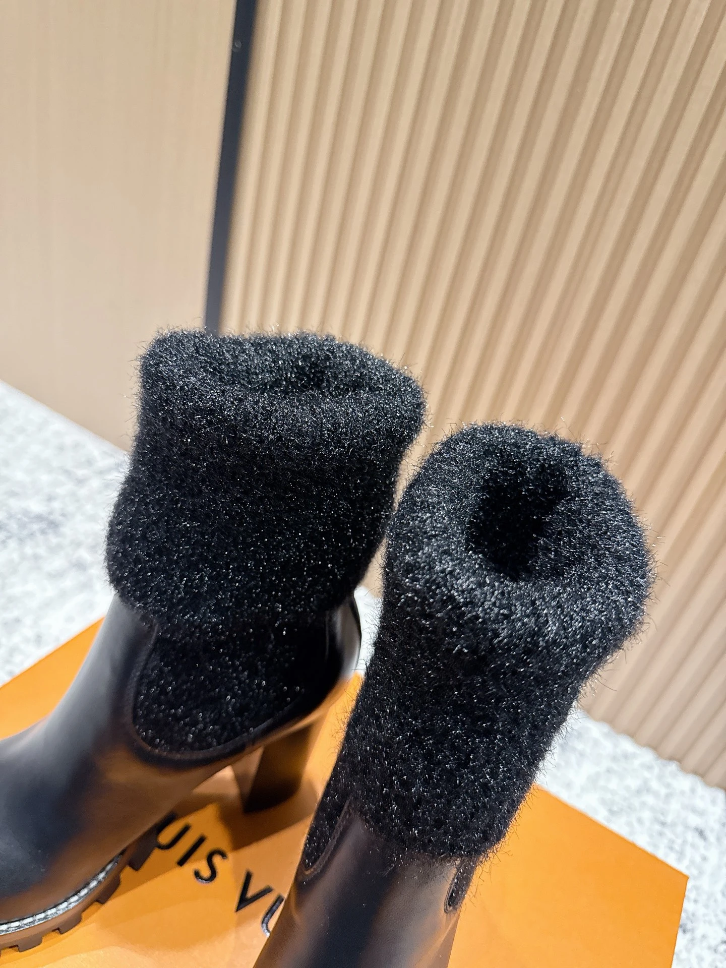 LOUIS VUITTON Женские ботильоны из кожи и шерсти LOUIS VUITTON Женские ботильоны из кожи и шерсти