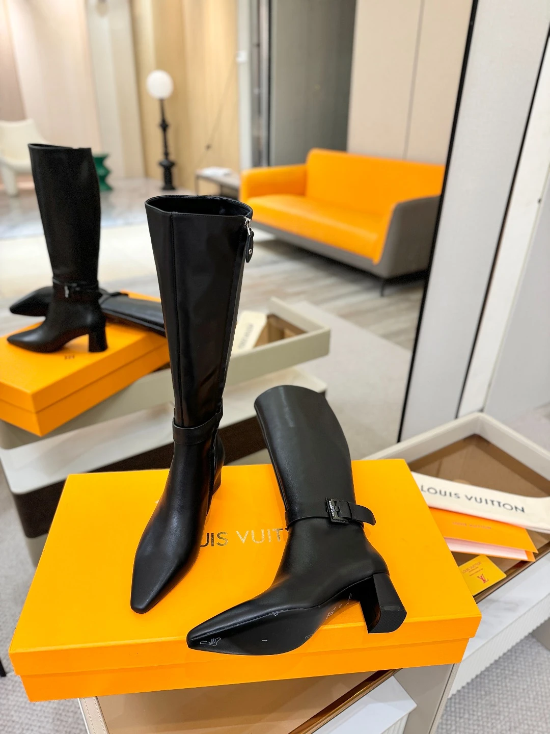 LOUIS VUITTON Женские сапоги с острым мысом LOUIS VUITTON Женские сапоги с острым мысом