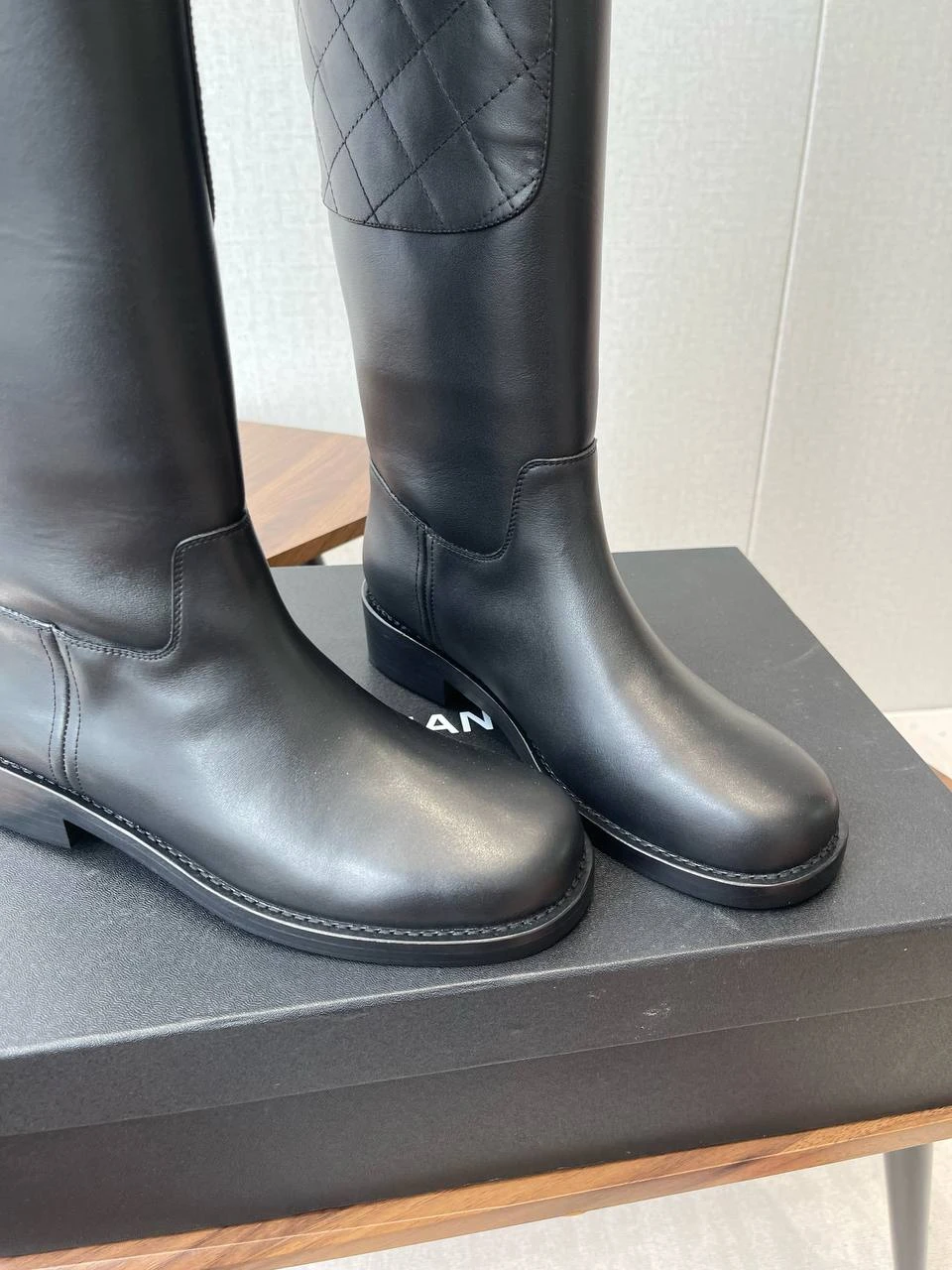 CHANEL Женские сапоги из коровьей кожи CHANEL Женские сапоги из коровьей кожи