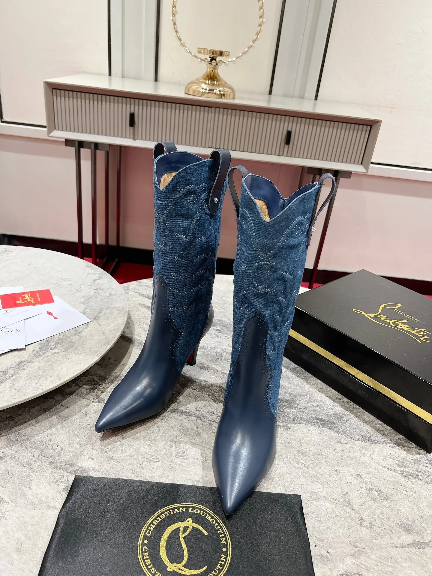 CHRISTIAN LOUBOUTIN Женские короткие сапоги из денима CHRISTIAN LOUBOUTIN Женские короткие сапоги из денима